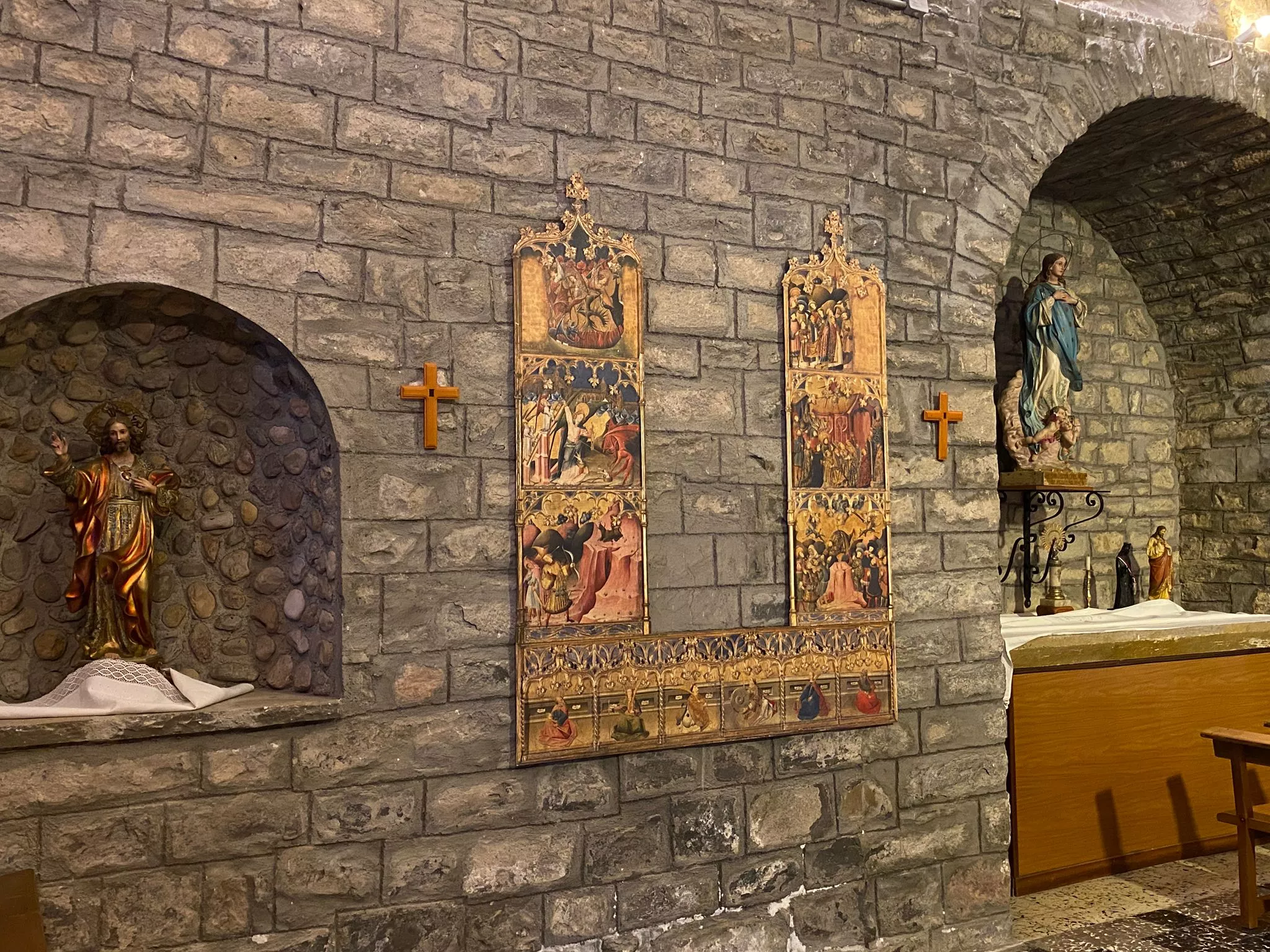 La recreación del retablo, en la Iglesia de Arguis entre el Sagrado Corazón de Jesús y la Inmaculada