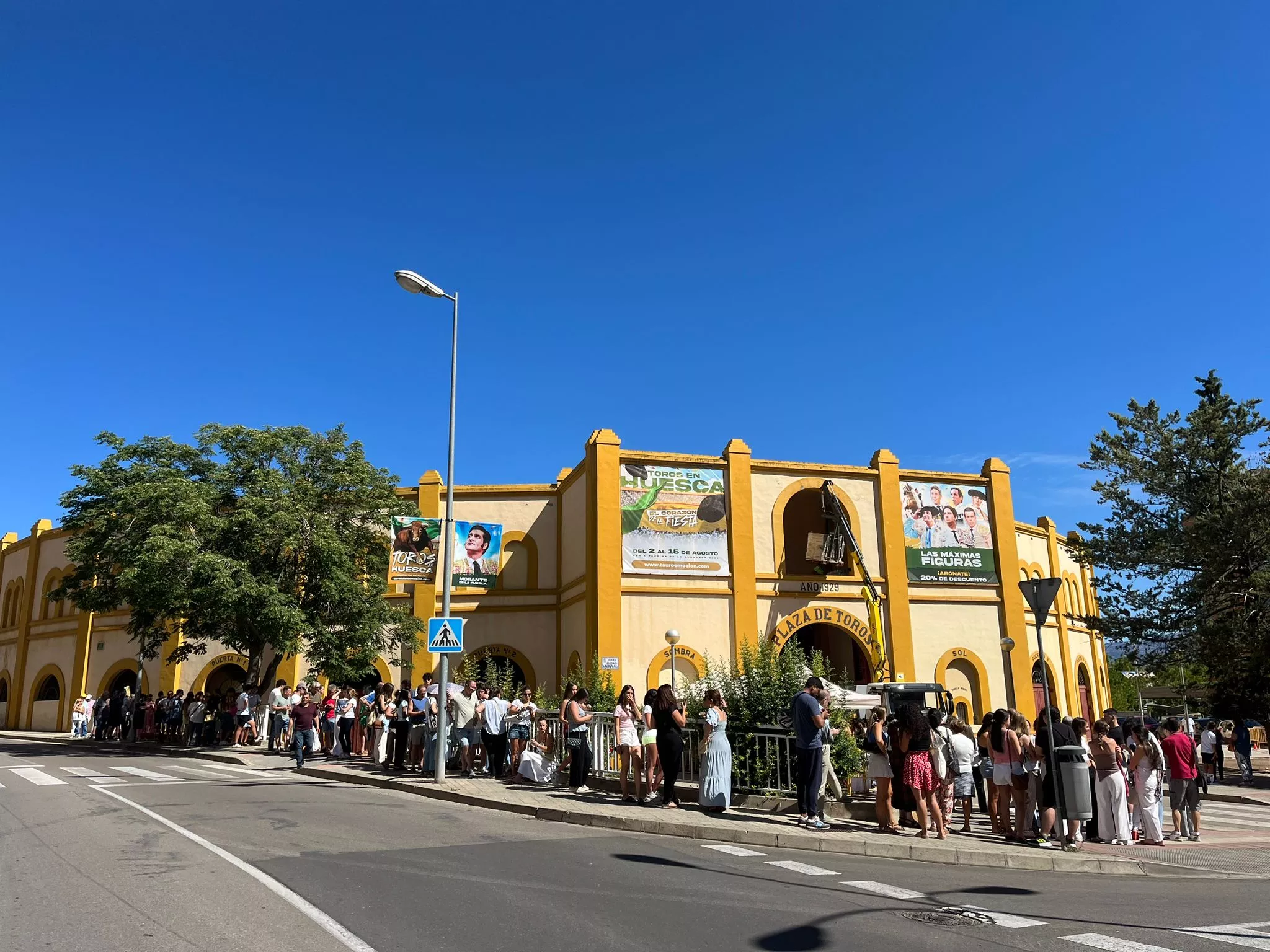 Una gran cola proyecta la expectación de la Feria Taurina de Huesca en el primer día de venta de entradas sueltas. Foto: Adri Mora