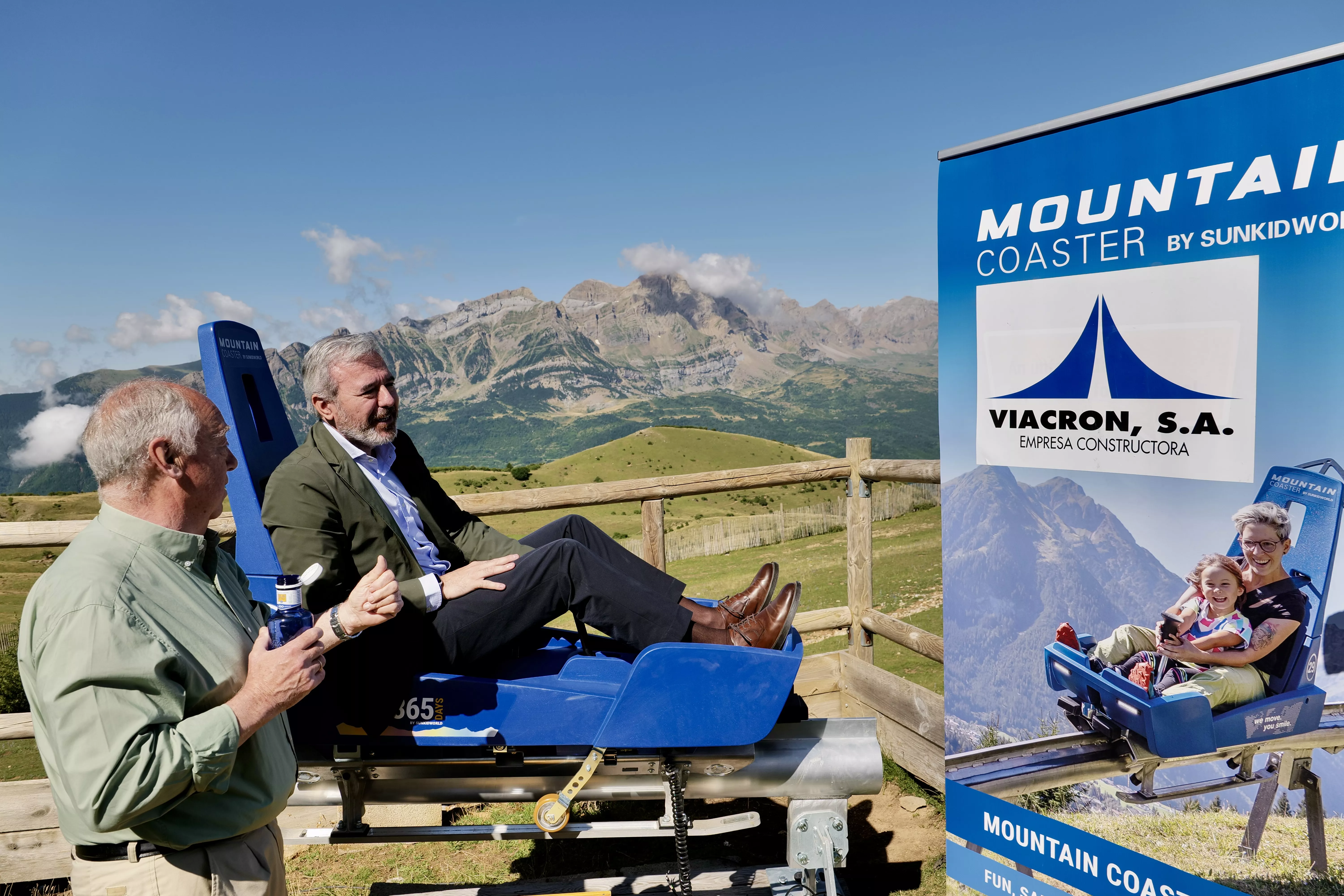 Azcón, junto a Úriz, prueba uno de los trineos del futuro tobogán de Panticosa.