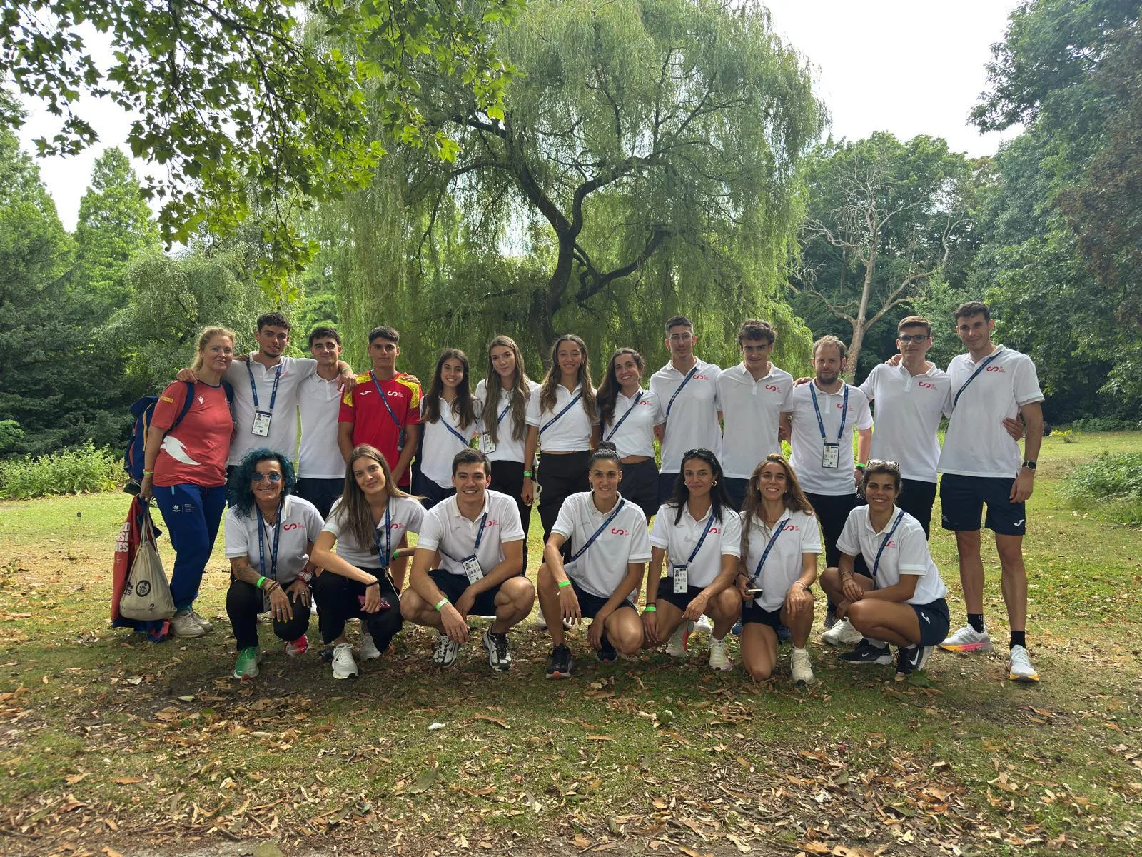 El equipo universitario español de atletismo con Pol Oriach, de pie, tercero por la izquierda.