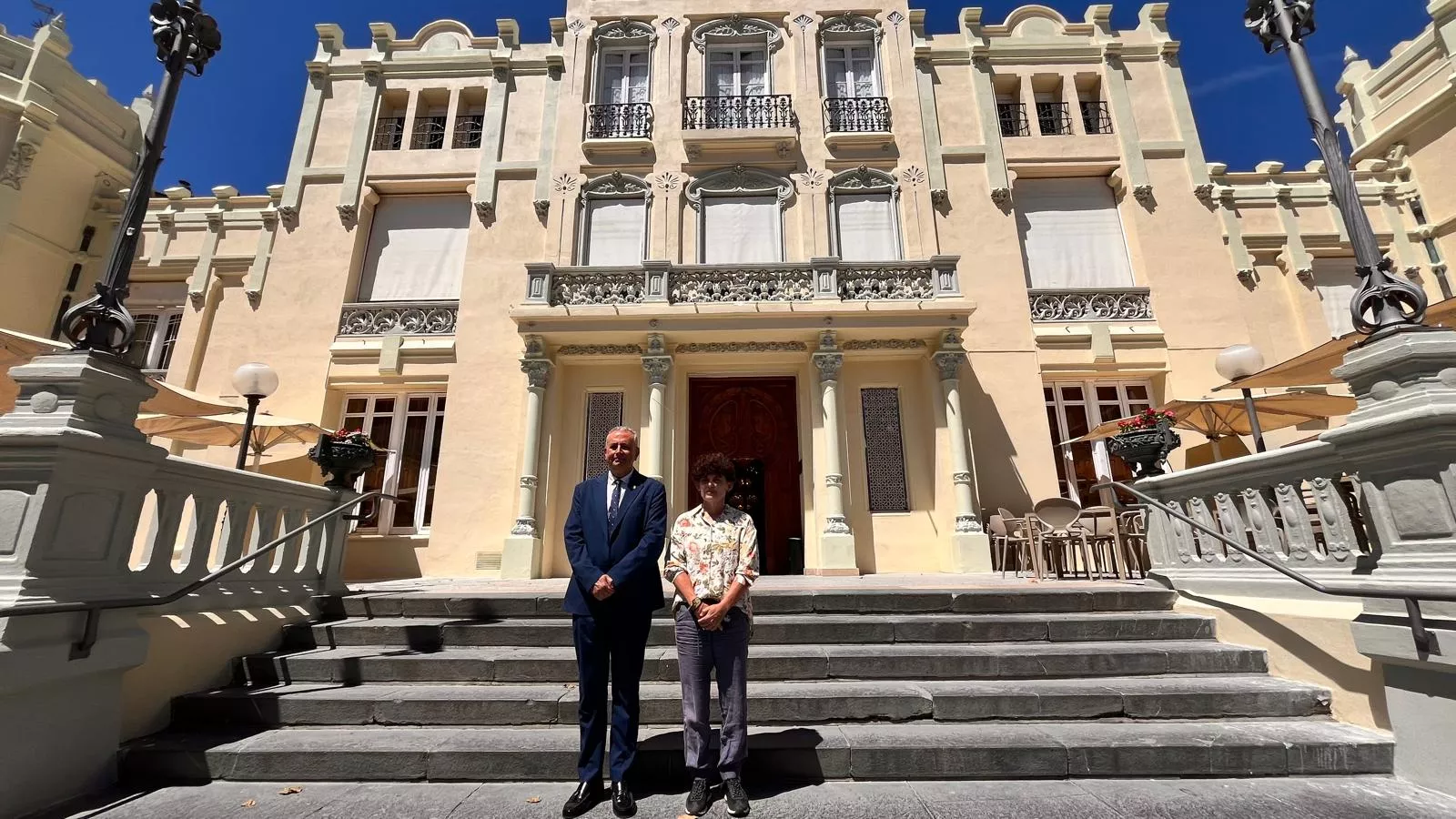 Carlos Campo y Amparto Roig ante el Casino de Huesca. Carlos Campo y Amparto Roig ante el Casino de Huesca.