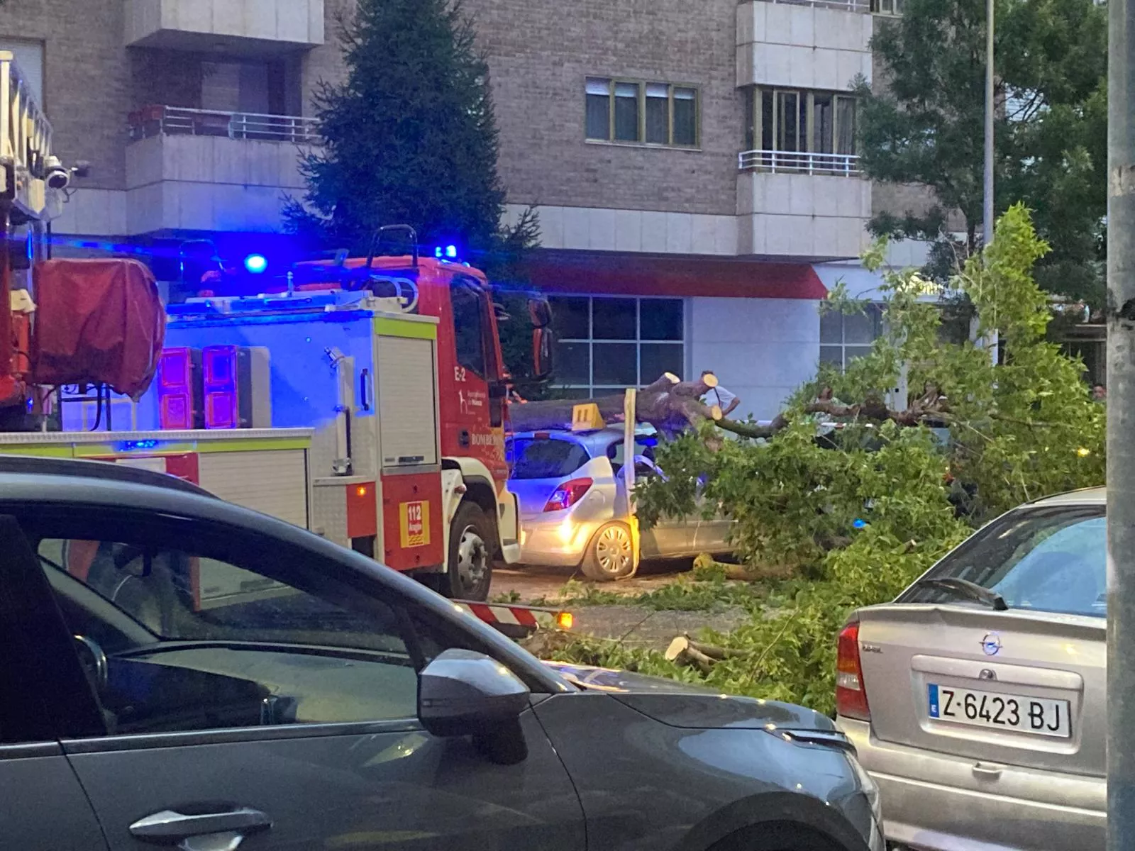 Efectos de la tormenta caída este domingo en Huesca.