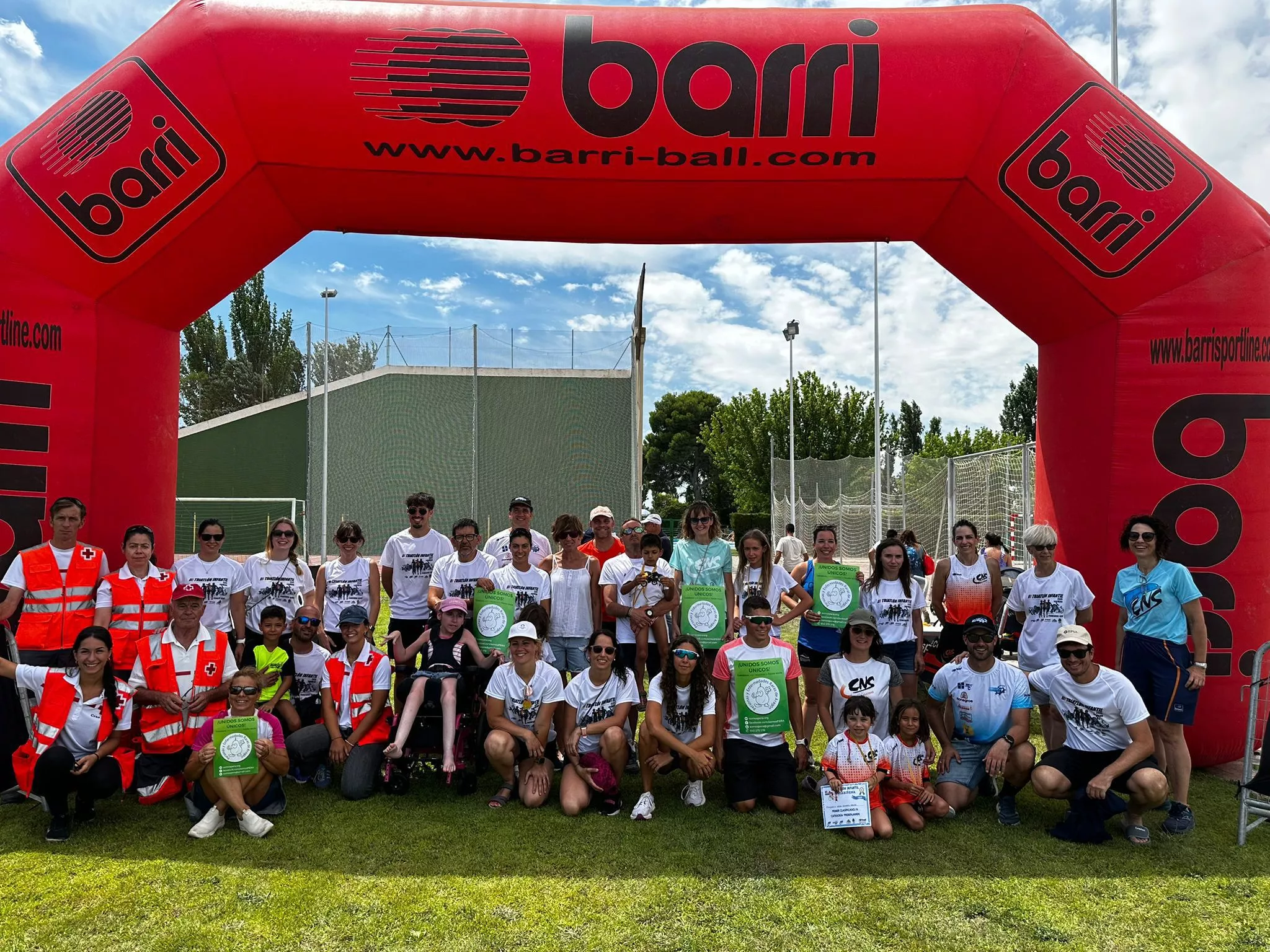 Foto de familia del tercer Triatlón Infantil en Sariñena