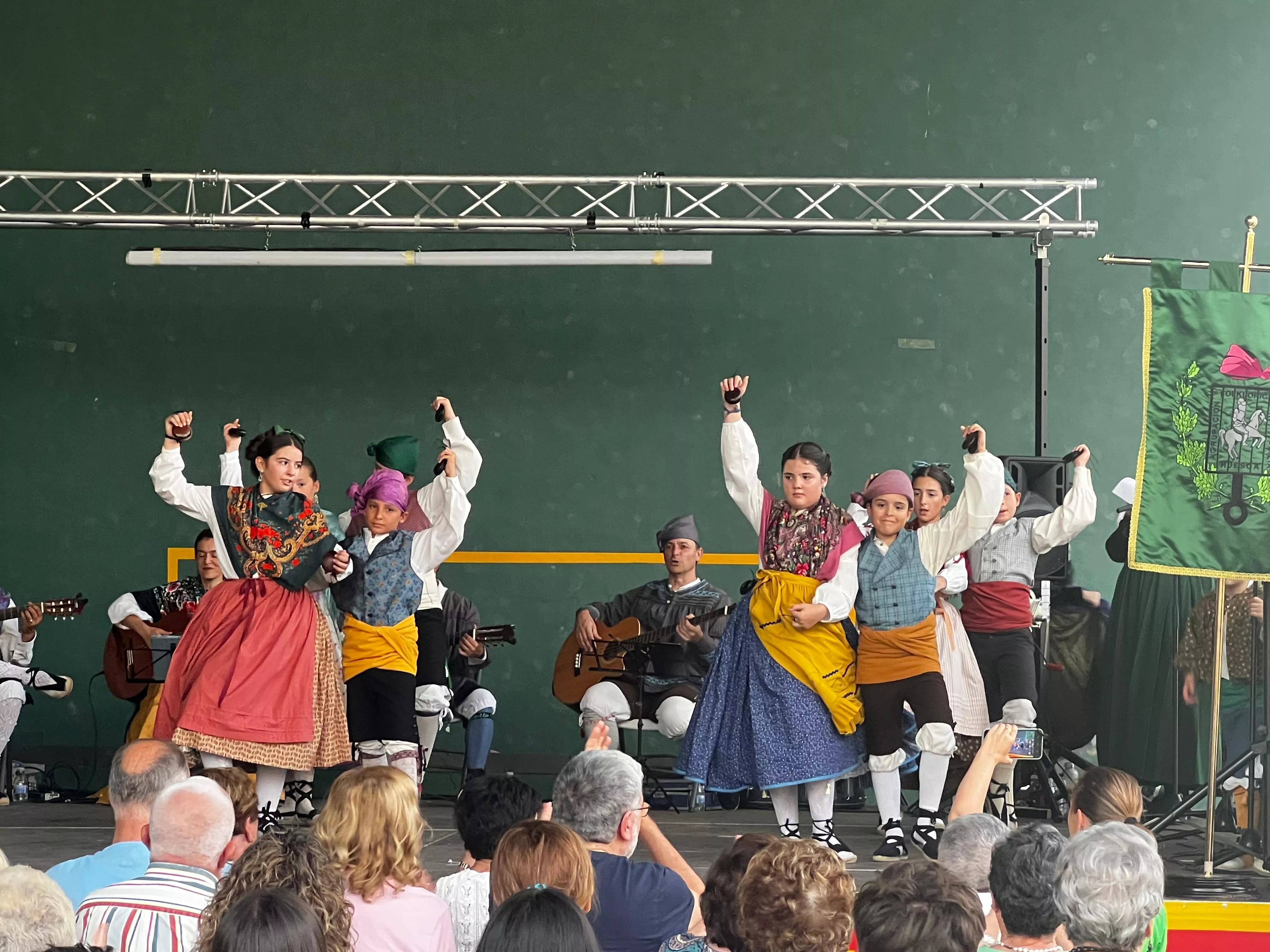 La Agrupación Folklórica Santa Cecilia en las fiestas de Santa Margarita en Albalatillo.
