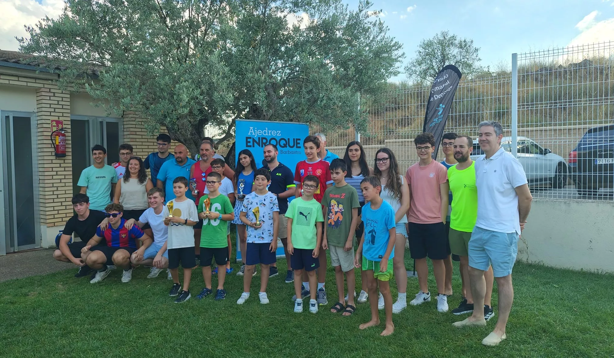 Foto de familia de los premiados en Azara.