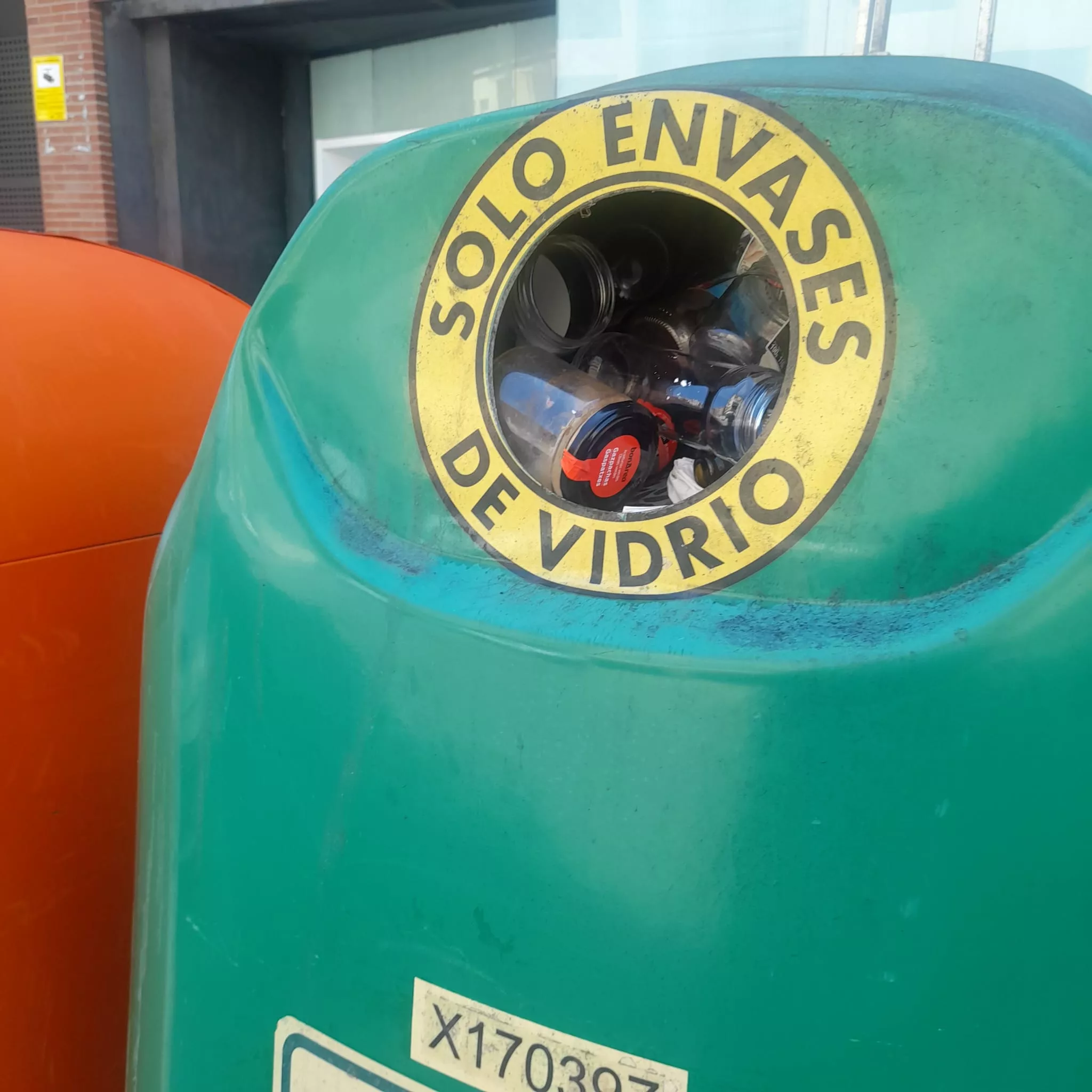 Un contenedor de vidrio lleno