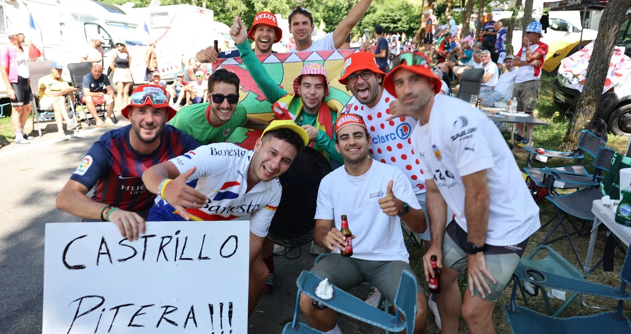 Aficionados oscenses arropan a Pablo Castrillo en el Tour de Francia.