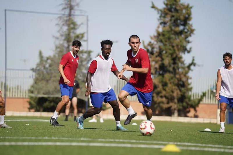 Jugadores del Barbastro en el primer entrenamiento de pretemporada en Zaragoza. Foto: Dani Vidal @fotomaniafut