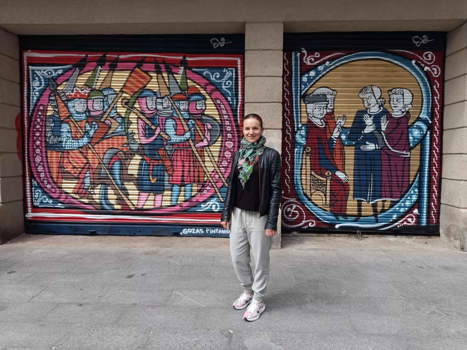 Lucía Guillén ante la intervención urbana con arte medieval de El Gozas