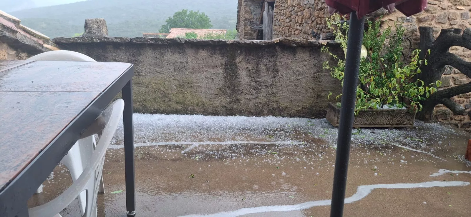 Granizo en Lecina durante la mañana de este miércoles.
