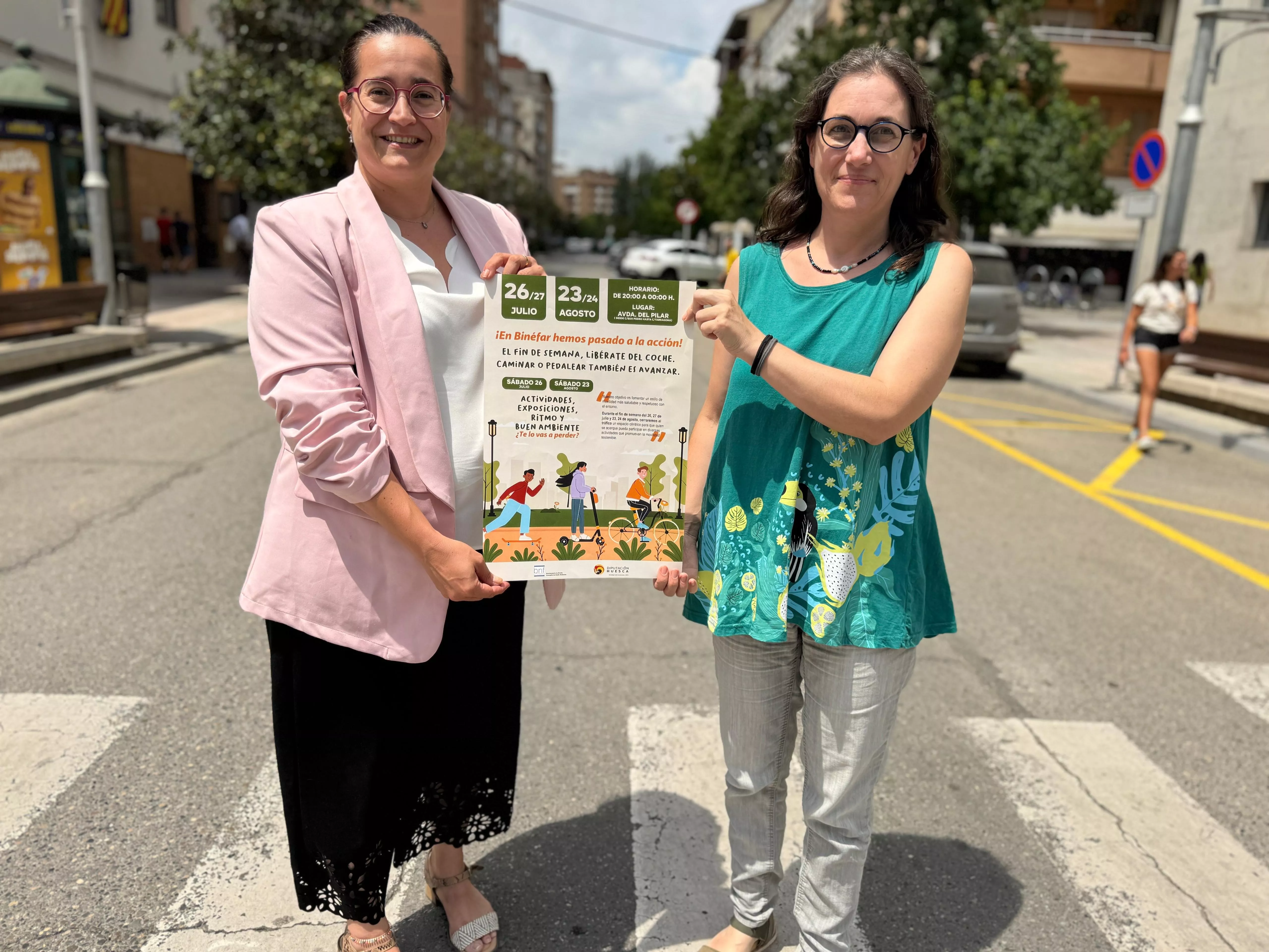 Patricia Rivera y Ana Adán con el cartel de la jornada de movilidad sostenible