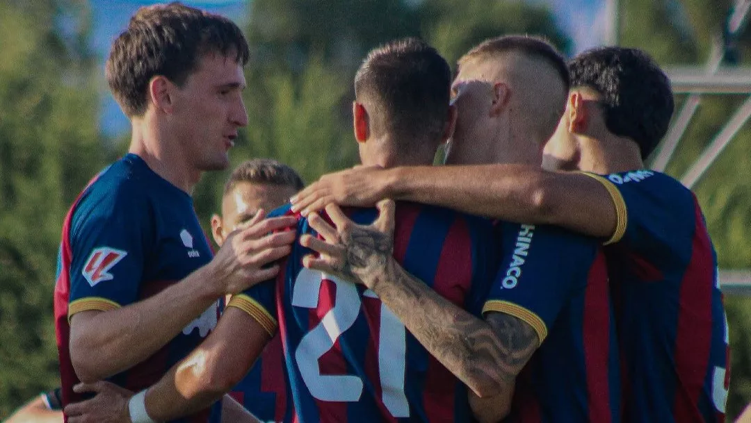Jugadores del Huesca celebran el gol de Aznar ante Osasuna B.