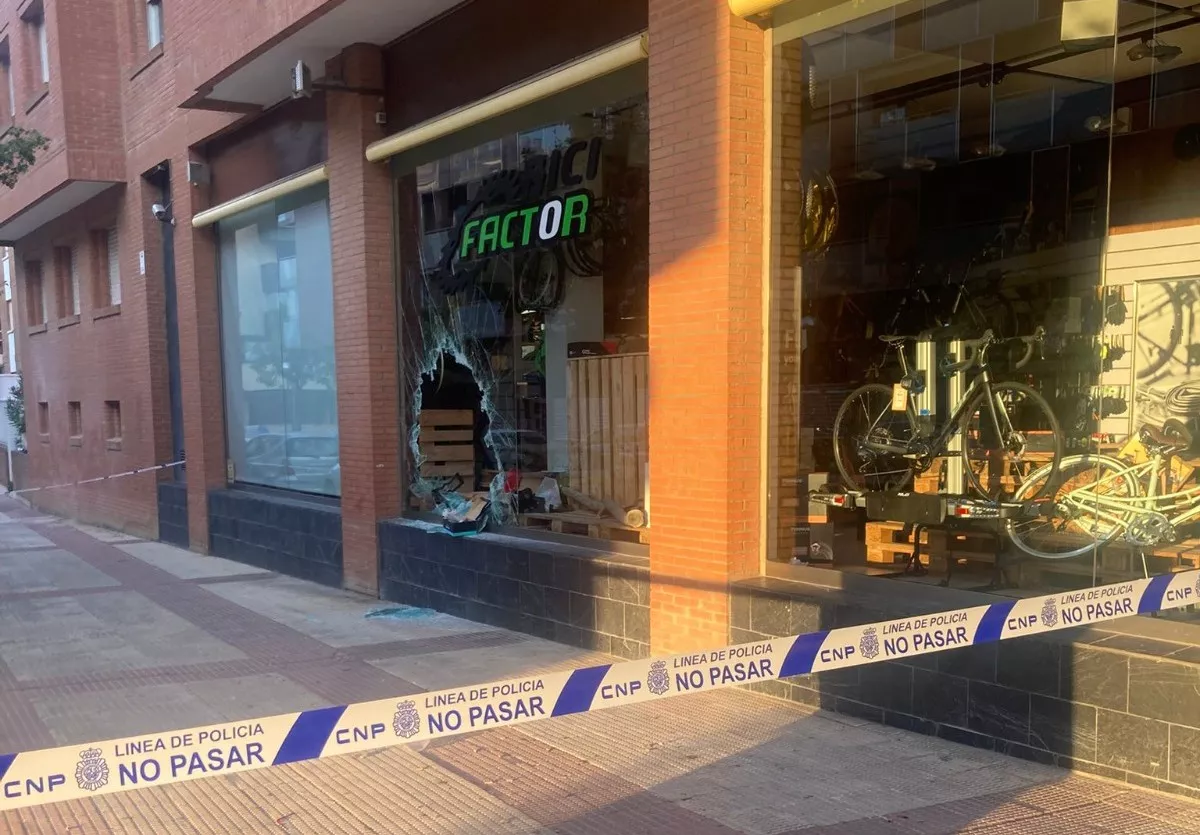 Imagen de la tienda donde han robado varias bicicletas, con una luna rota.