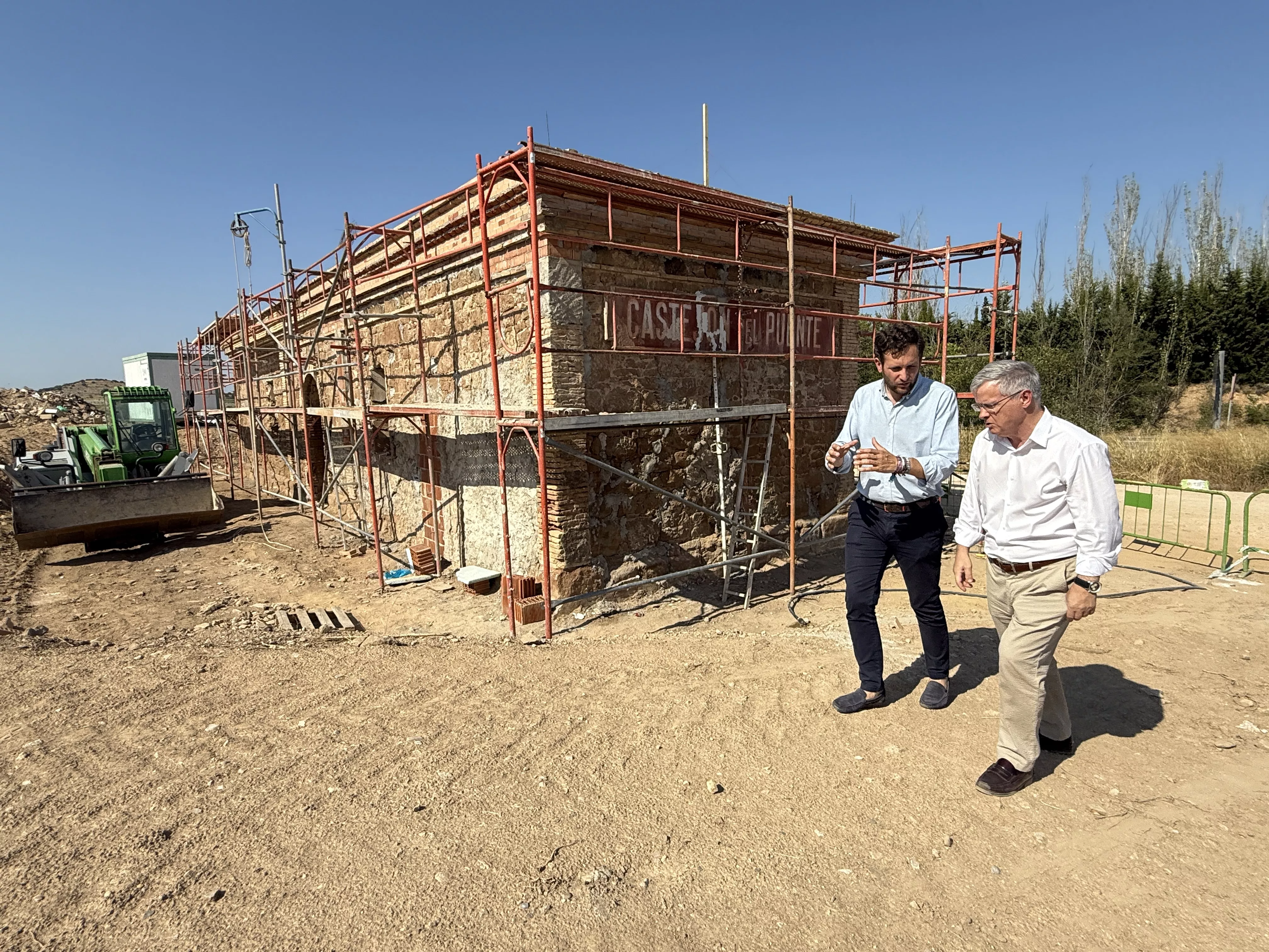 Isaac Claver y Antonio Comps durante una reciente visita a las obras de reforma de la estación de Castejón del Puente.