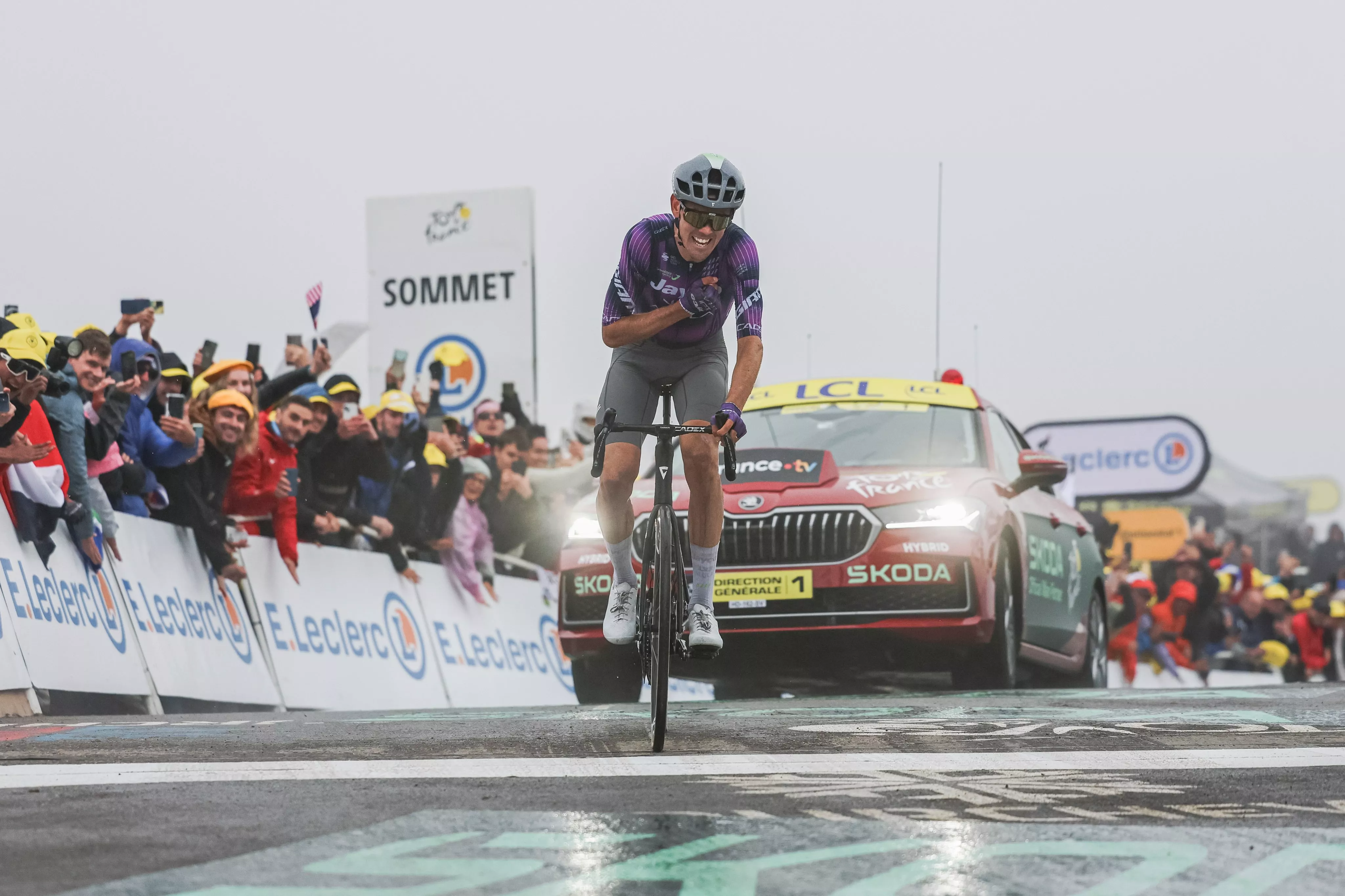 Ben O'Connor se corona en la cima del Col de la Loze. Foto: Tour de France