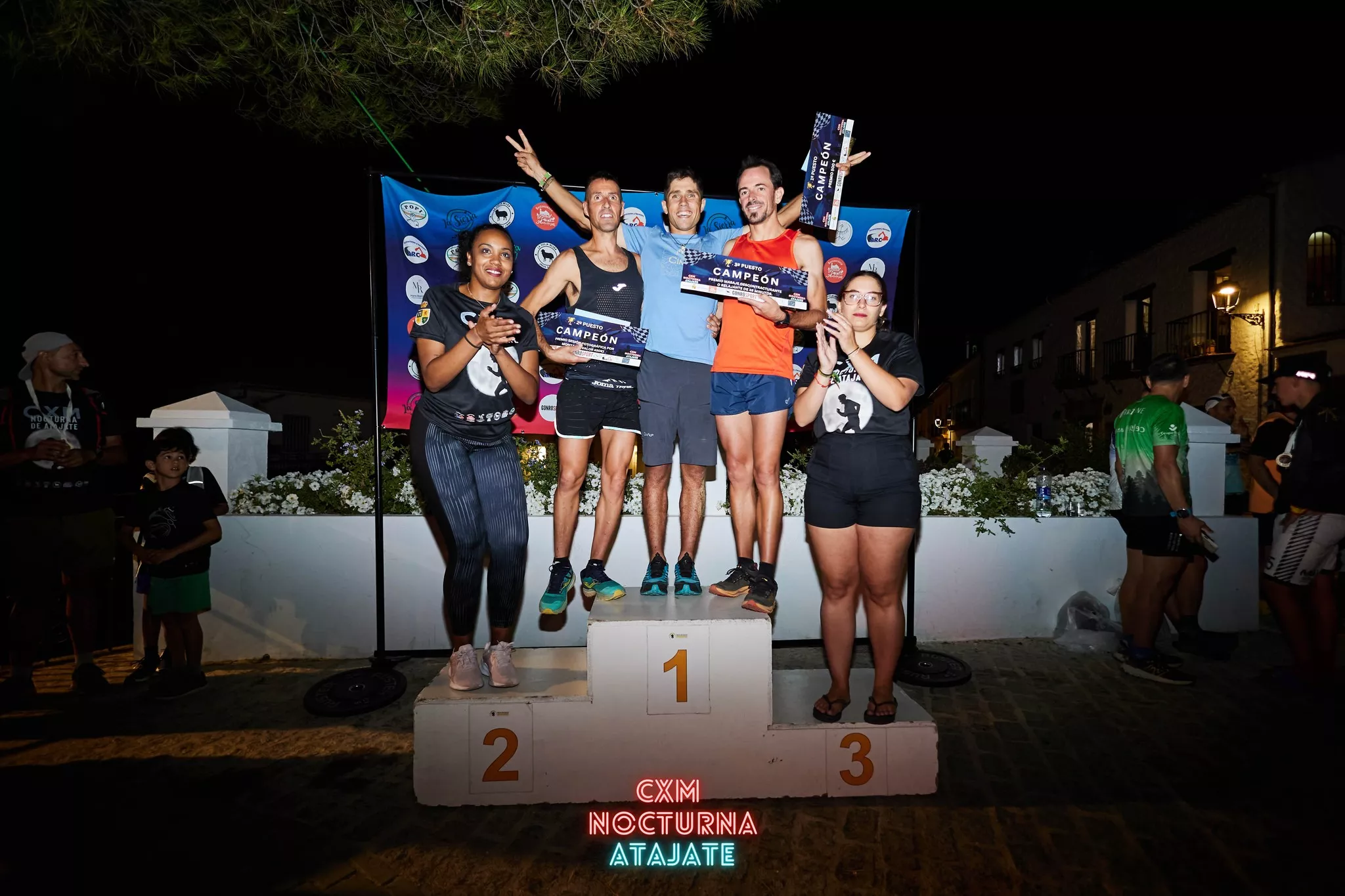 Podio de la prueba andaluza con los altoaragoneses Raúl Criado y Manuel Pérez Saavedra. 