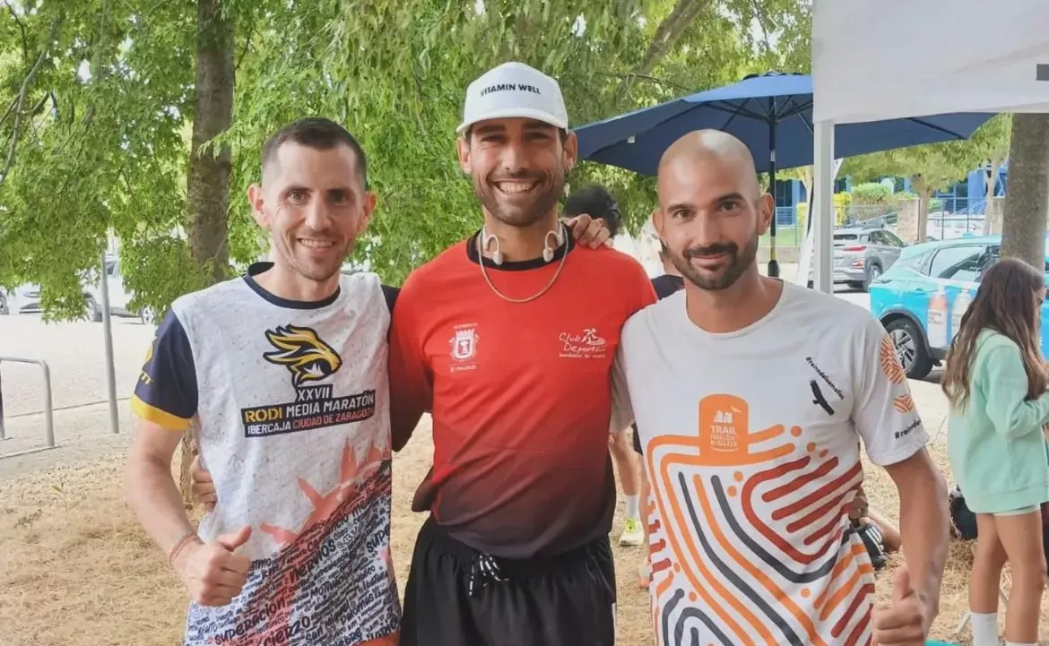 Pitufollow, en el centro, junto a dos corredores, este jueves en Huesca en el Proyecto 50-50-50.