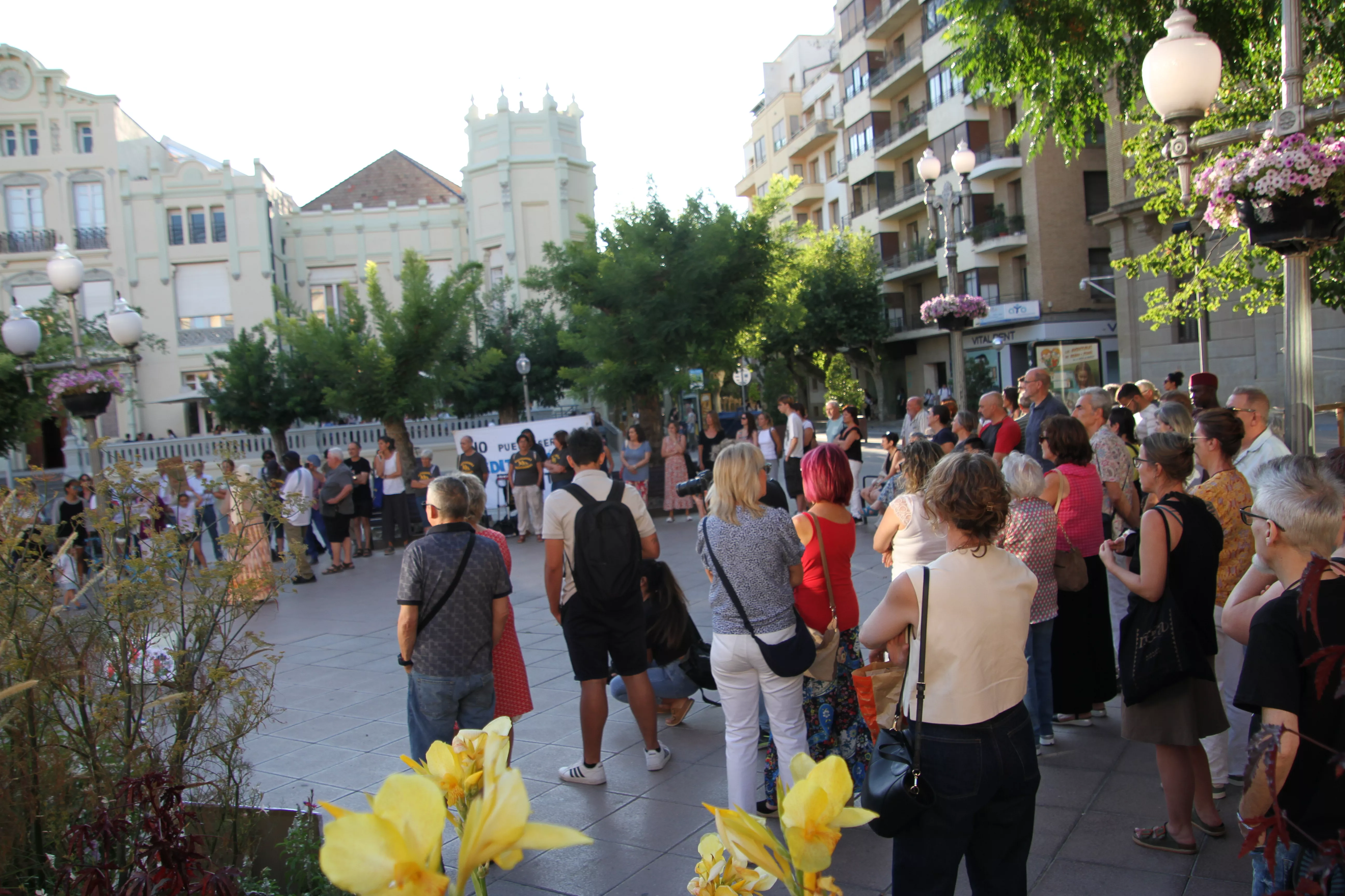 Concentración contra el racismo celebrada en Huesca. Foto Carlos Neofato