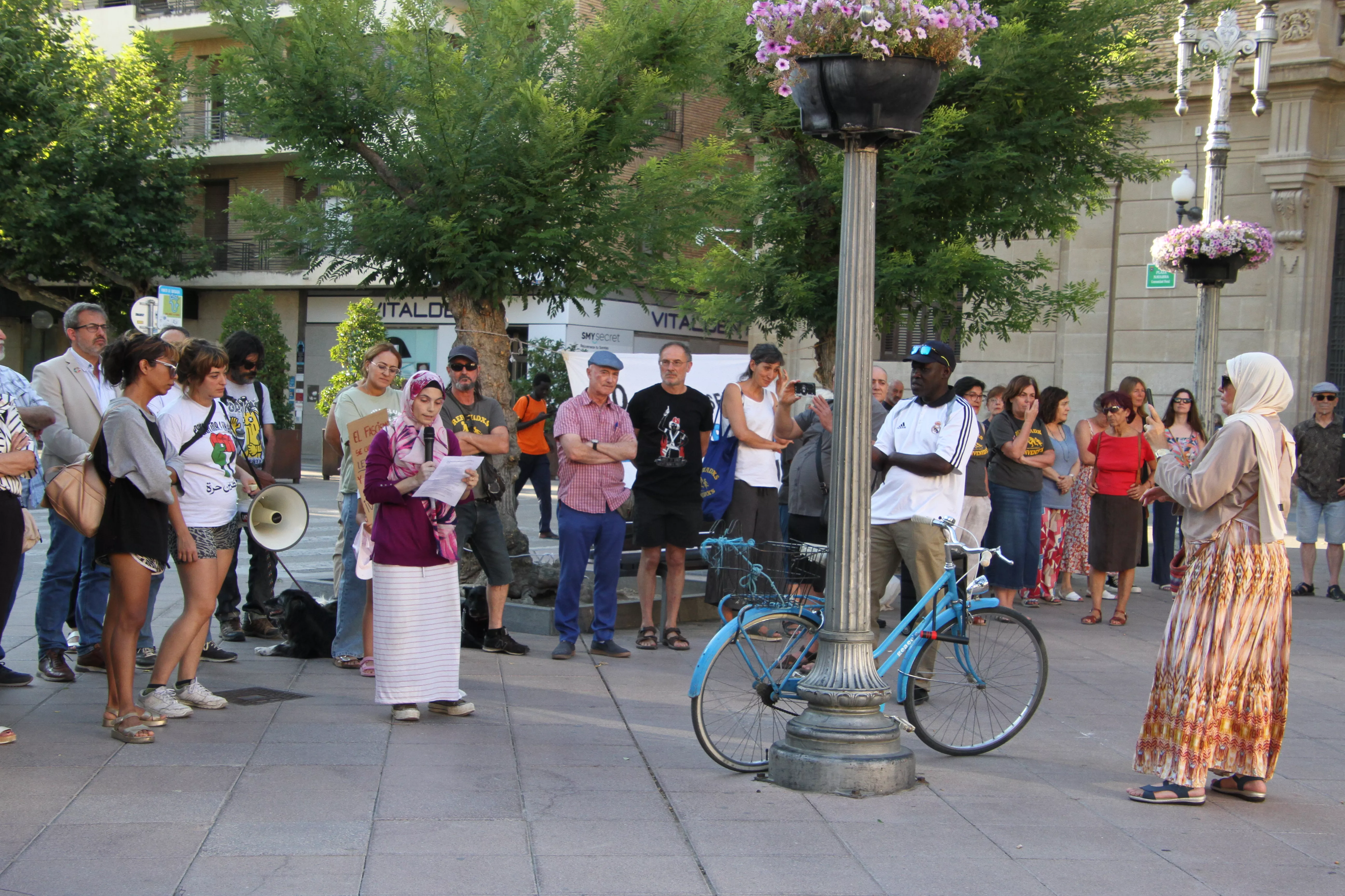 Concentración contra el racismo celebrada en Huesca. Foto Carlos Neofato