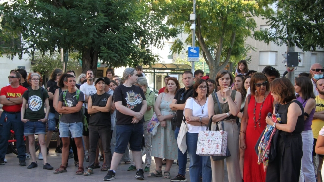Centenares de personas se han concentrado este jueves en la plaza de Navarra 