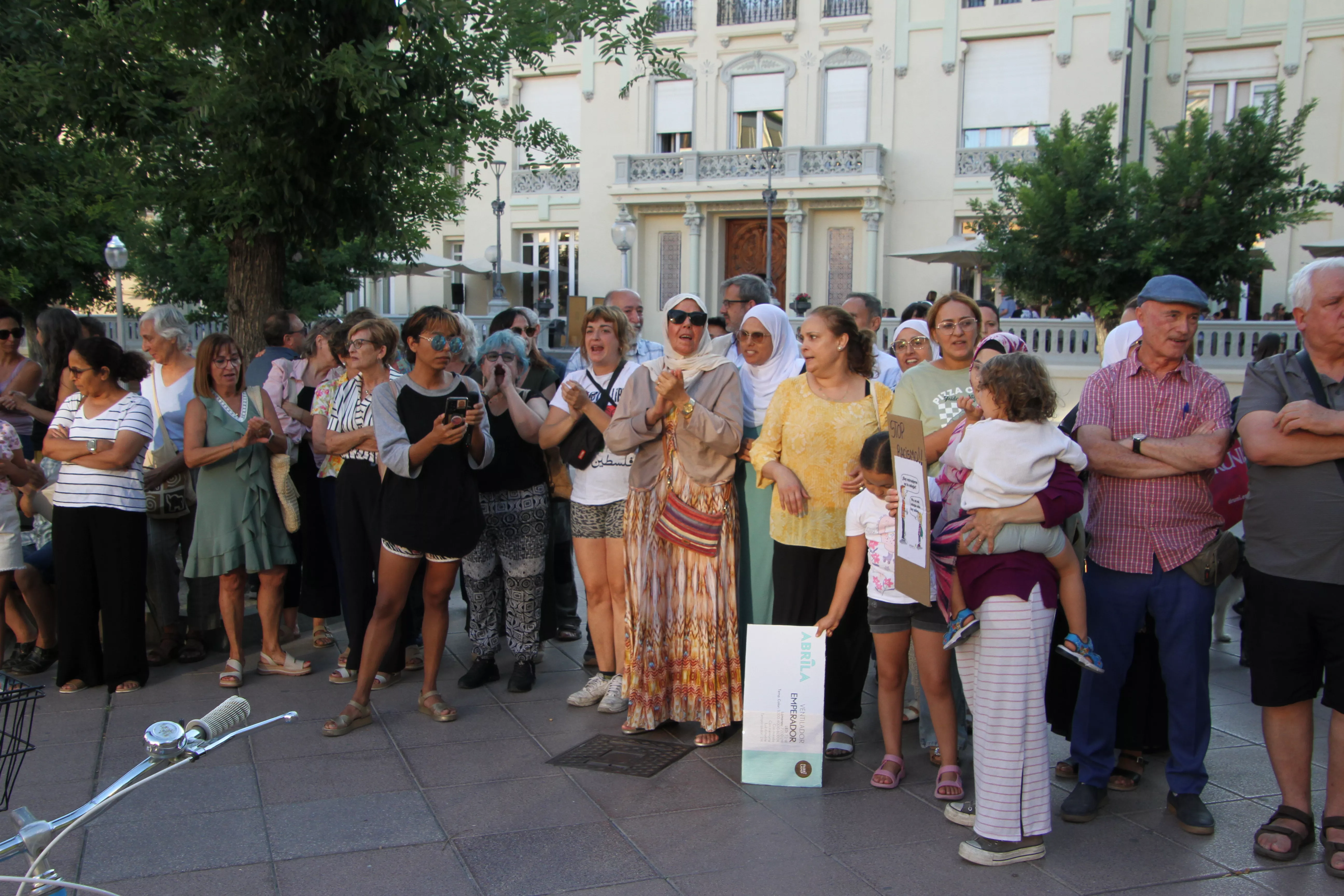Concentración contra el racismo celebrada en Huesca. Foto Carlos Neofato