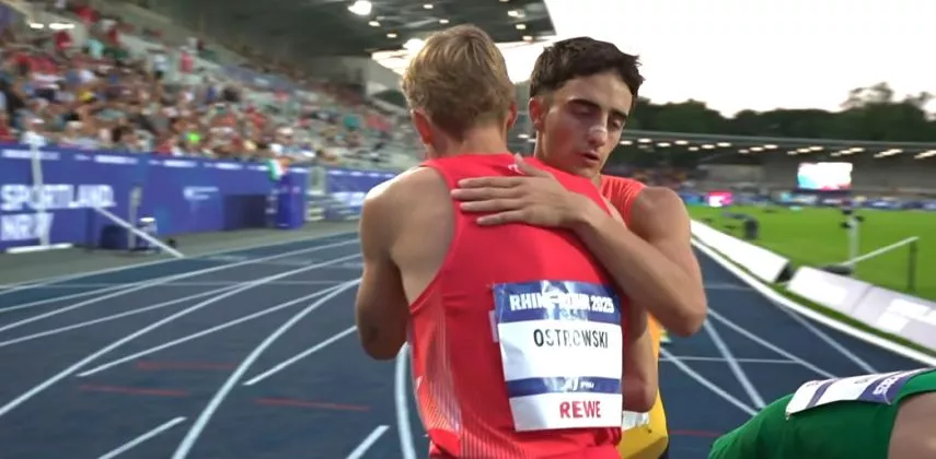 Pol Oriach felicita al final al campeón de la carrera, Ostrowski.