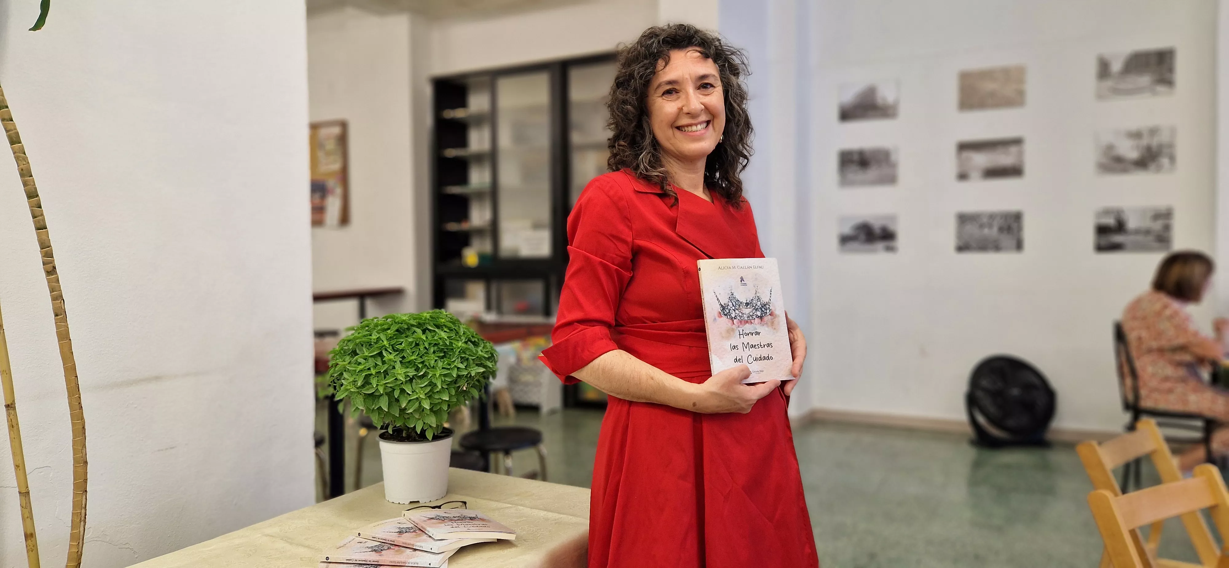 Alicia Gallán, con su libro Honrar las maestras del cuidado, en el barrio Santiago. Foto Myriam Martínez 