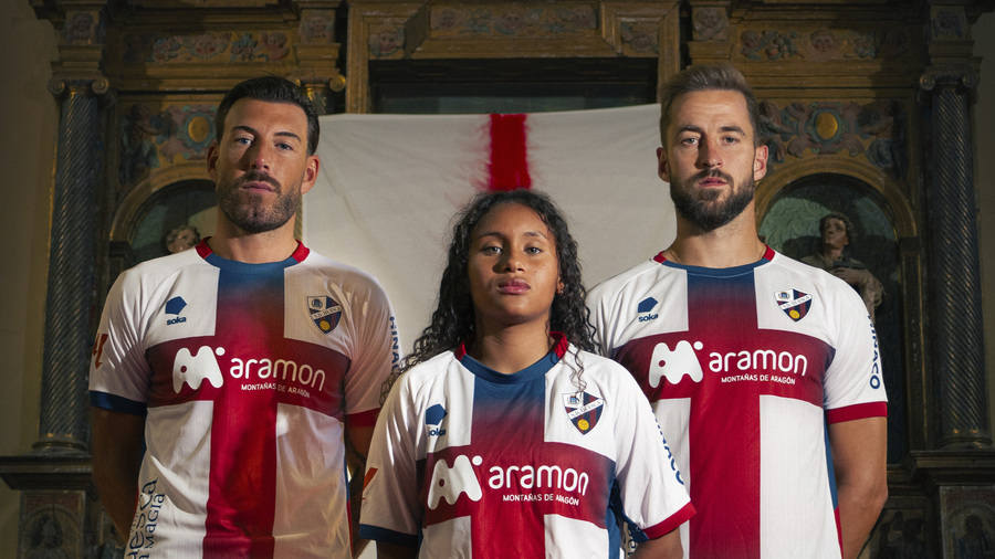 Enrich, Alvarado y Pulido con la segunda equipación de la SD Huesca.