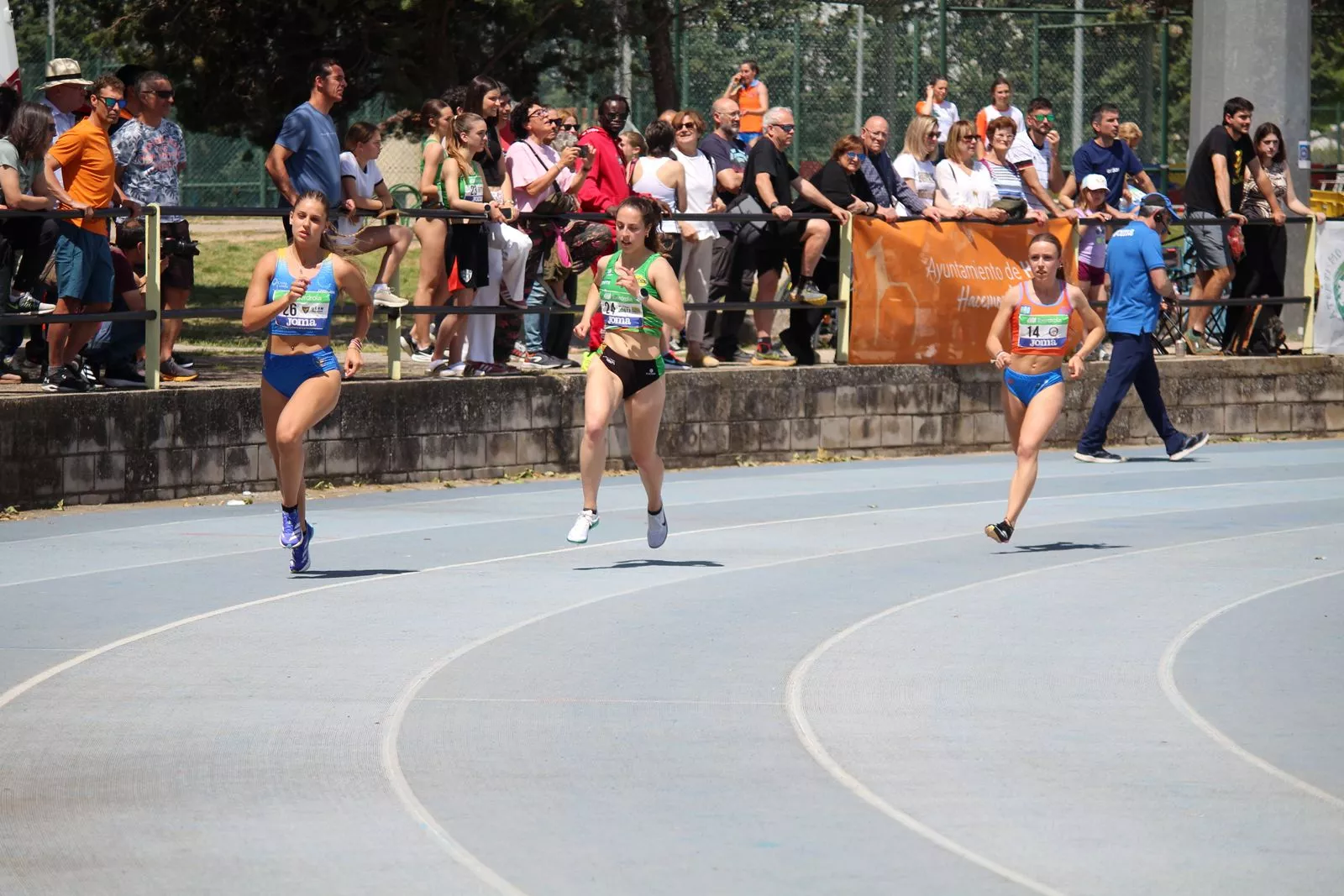 Marta Fontán, en el centro, en una competición de la Liga con Intec-Zoiti.