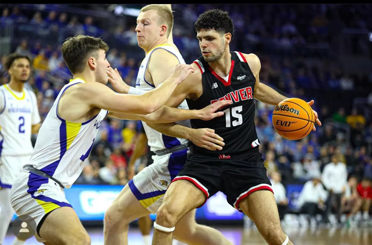 Pedro López Sanvicente (15) en un partido con Denver en la liga universitaria americana.