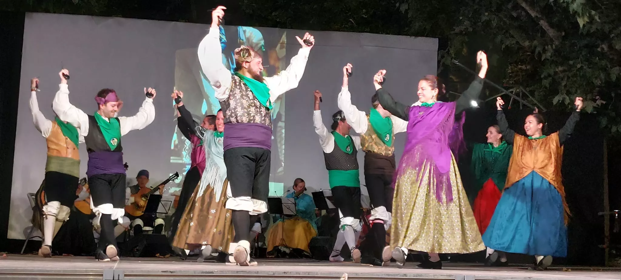 Actuación del grupo Estirpe de Aragonia en el parque durante unas fiestas de San Lorenzo. Actuación del grupo Estirpe de Aragonia en el parque durante unas fiestas de San Lorenzo.