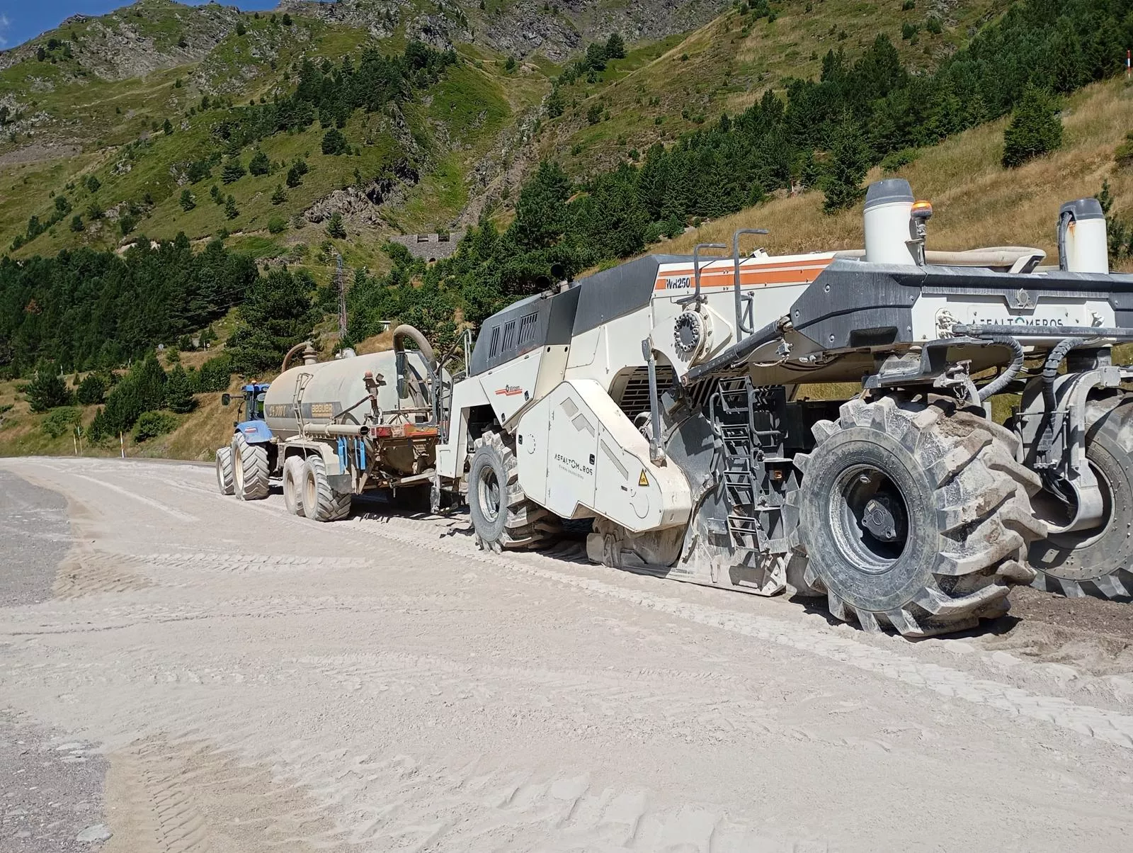 La carretera de acceso a Astún reabrirá este domingo.