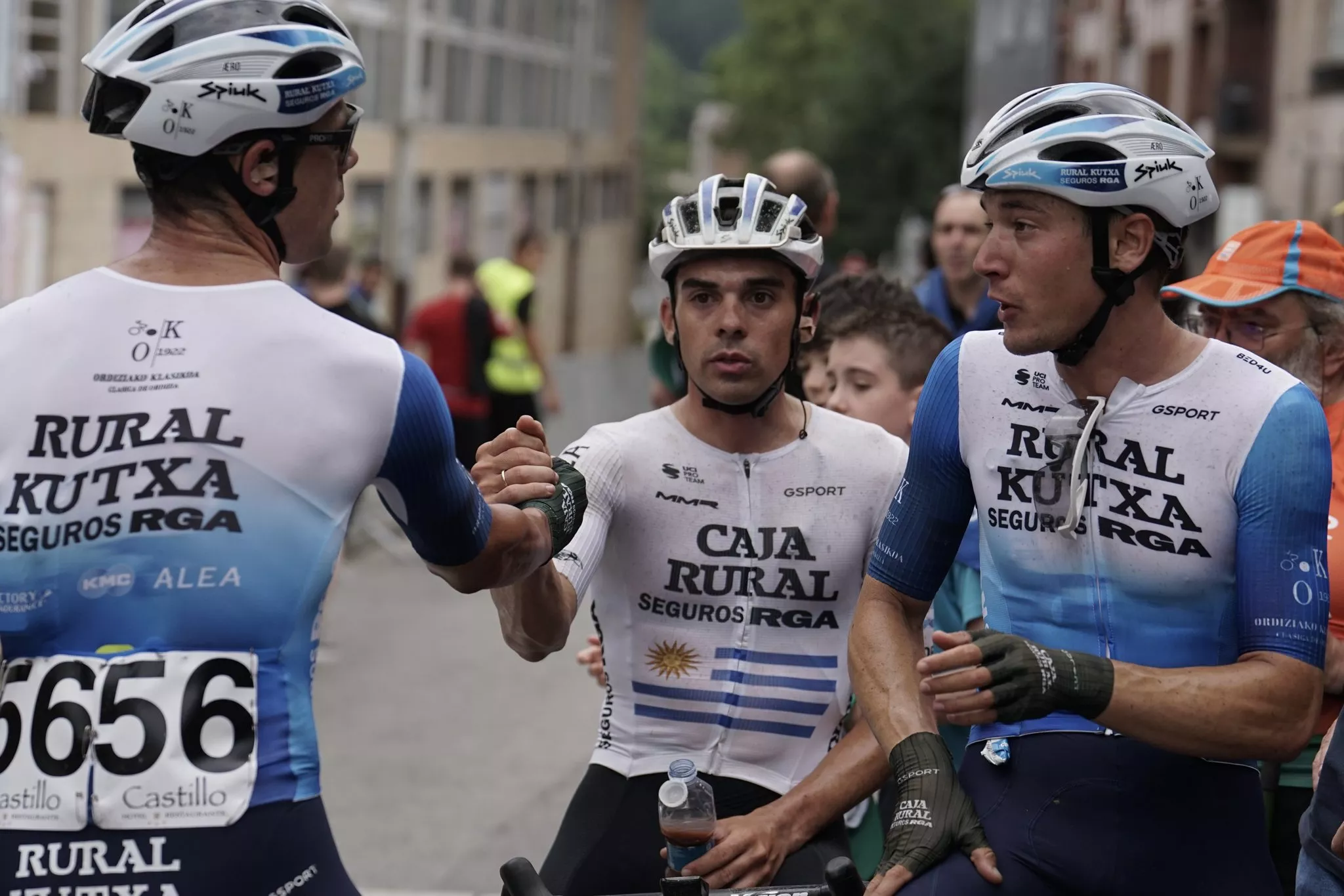 Fernando Barceló conversa con sus compañeros de equipo. Foto: Caja Rural