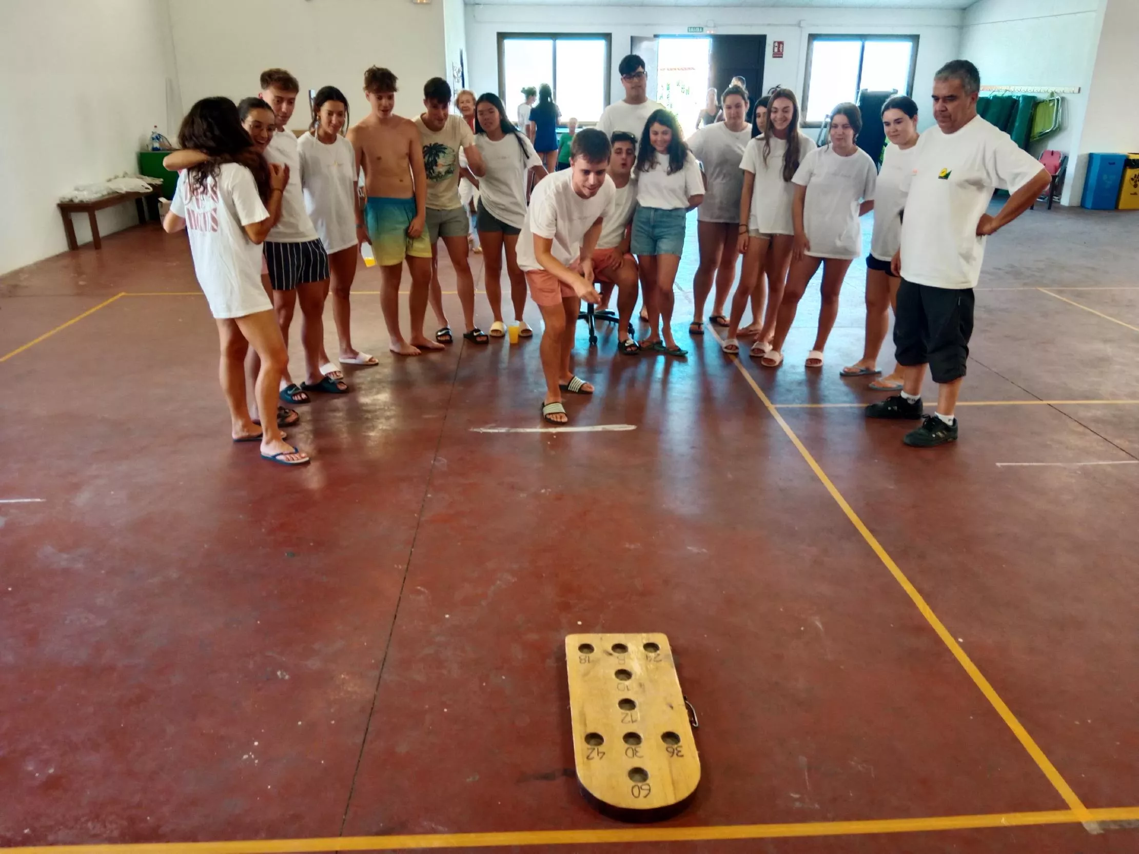 Juegos tradicionales en Torres de Montes, hoyetes