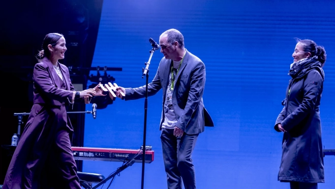 Julieta Venegas recibe el saludo del diputado de Cultura, Carlos Sampériz. Foto Jaime Oriz