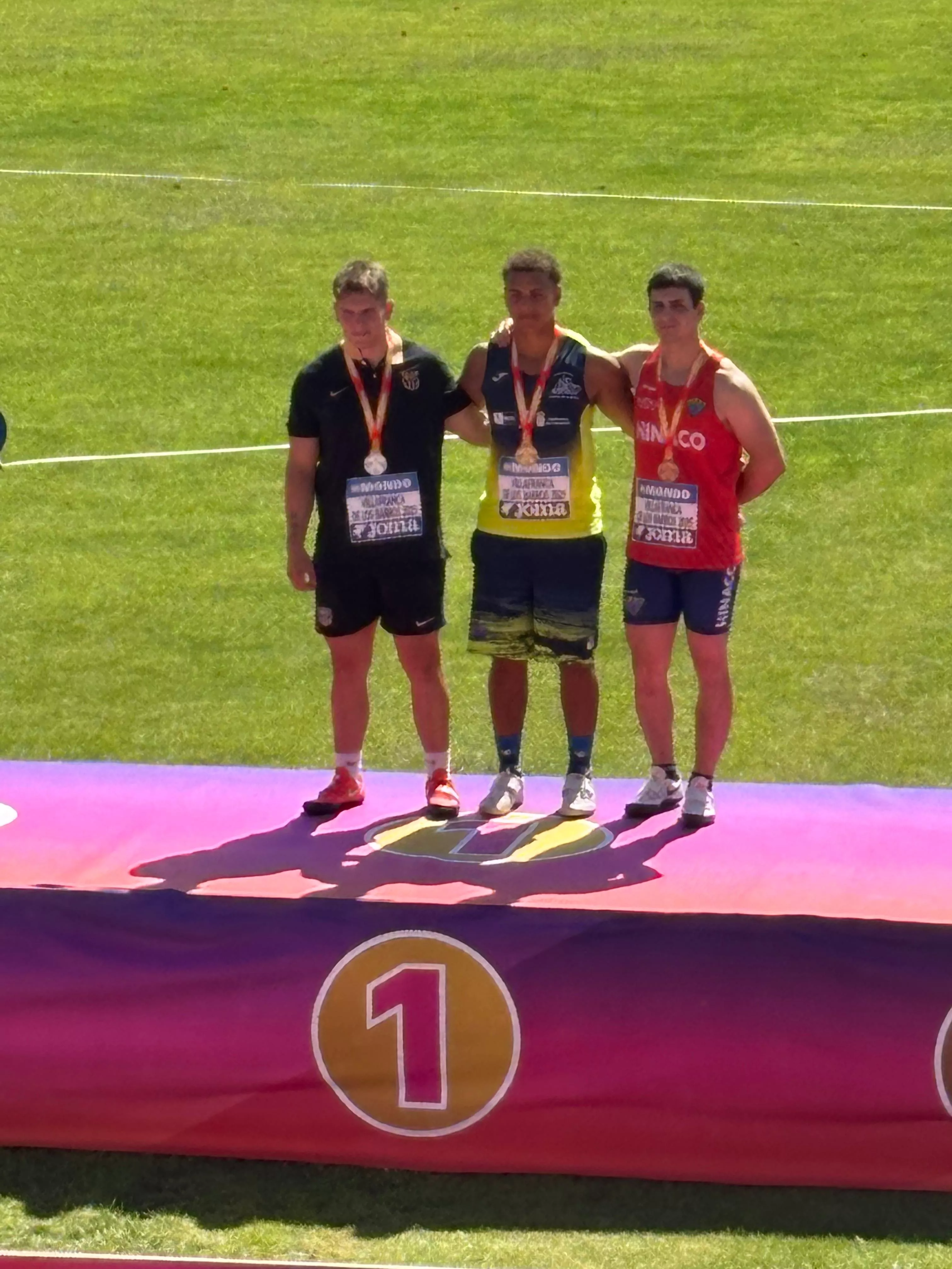Javi Prieto (derecha) en el podio de martillo del Campeonato de España Sub-20.