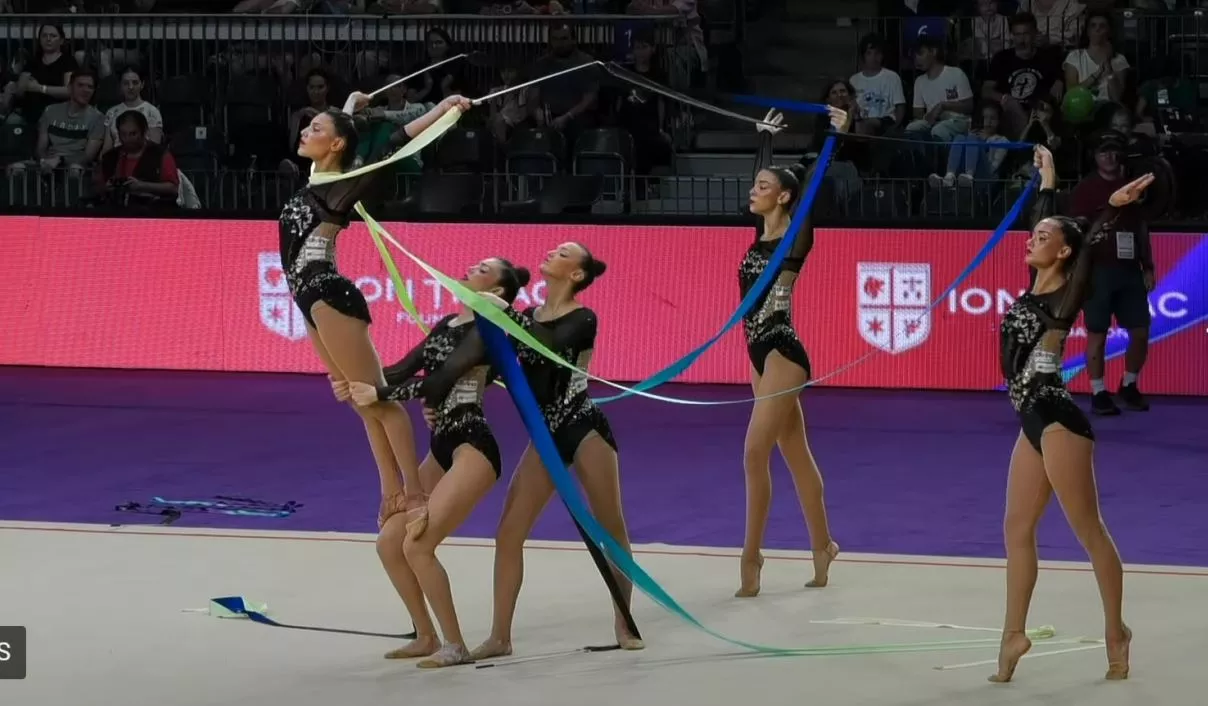 El inicio del ejercicio de cinco cintas con el Ave Fénix