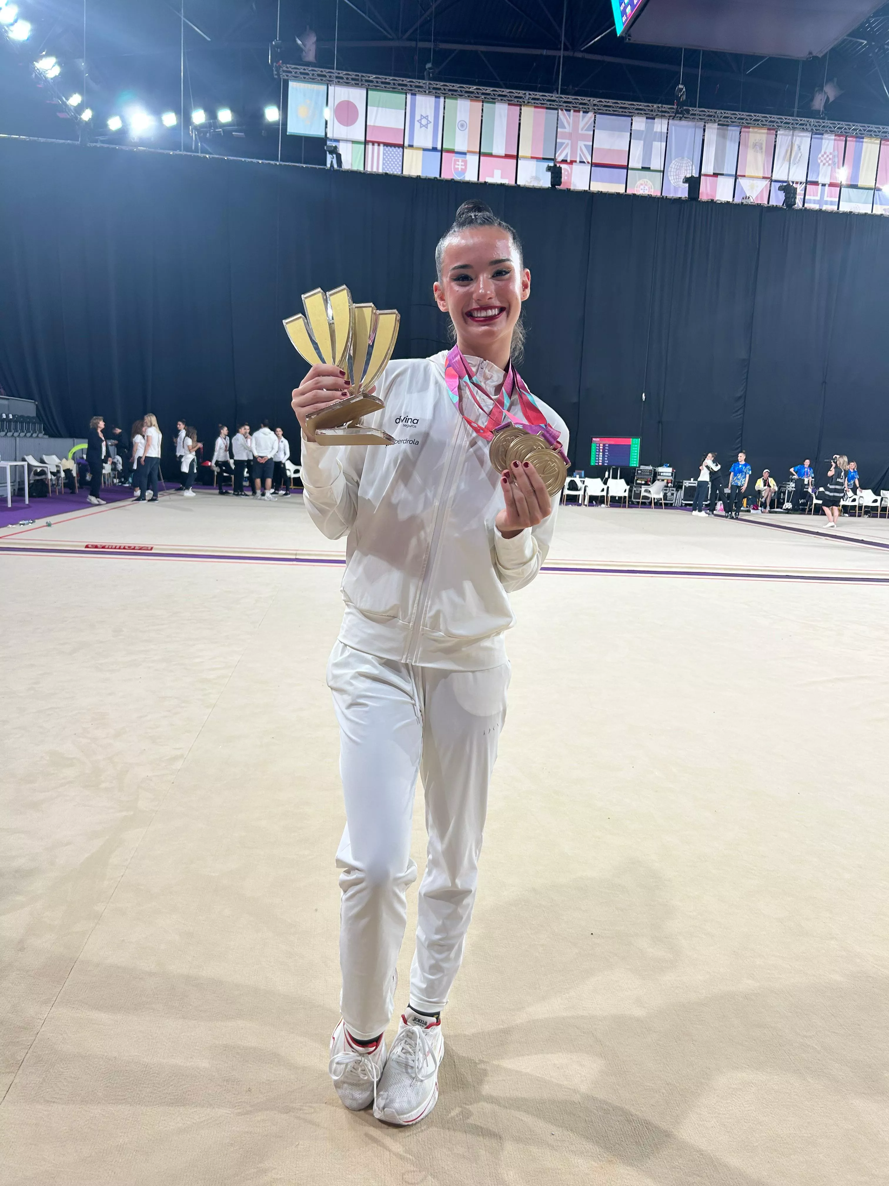 Inés Bergua con el trofeo y los tres oros de Inés Bergua. Foto RFEG