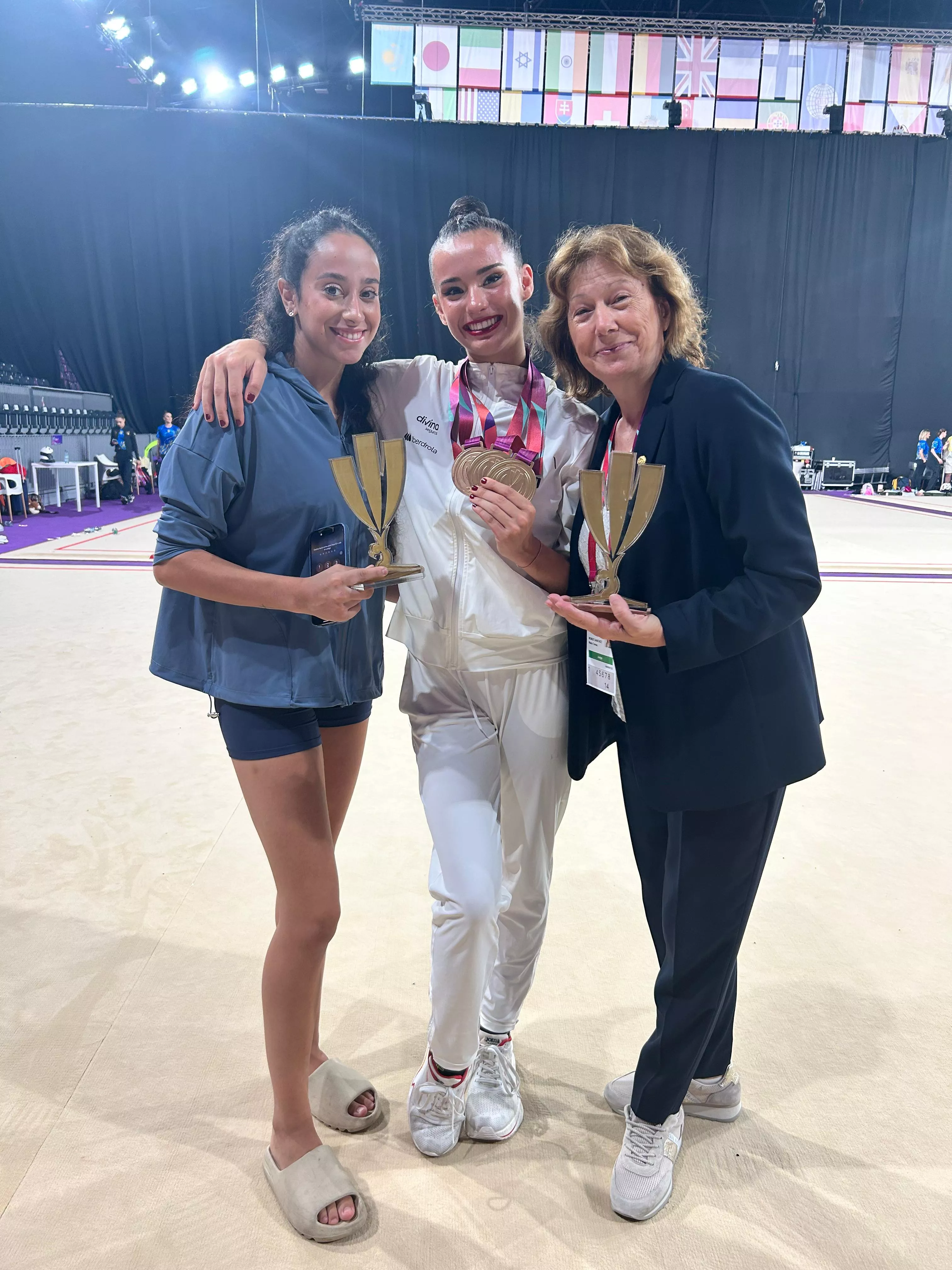 Inés Bergua con Alba Bautista y Teresa Muñoz, jueza internacional de Zaragoza