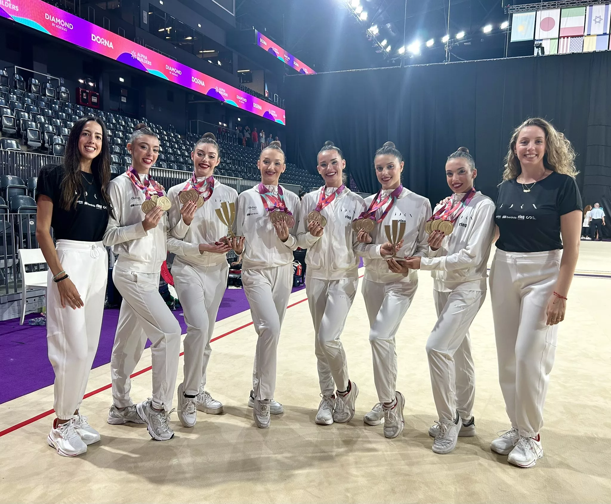 Los tres oros y el trofeo