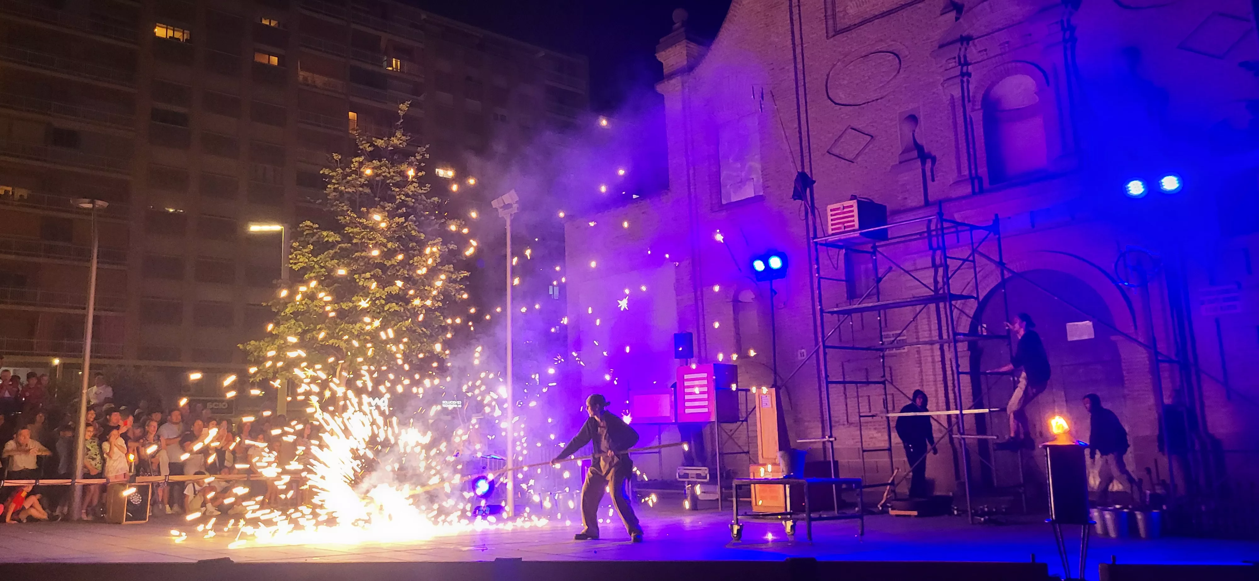 Espectáculo L’Avalot en el prelaurentis de Huesca. Foto Mercedes Manterola