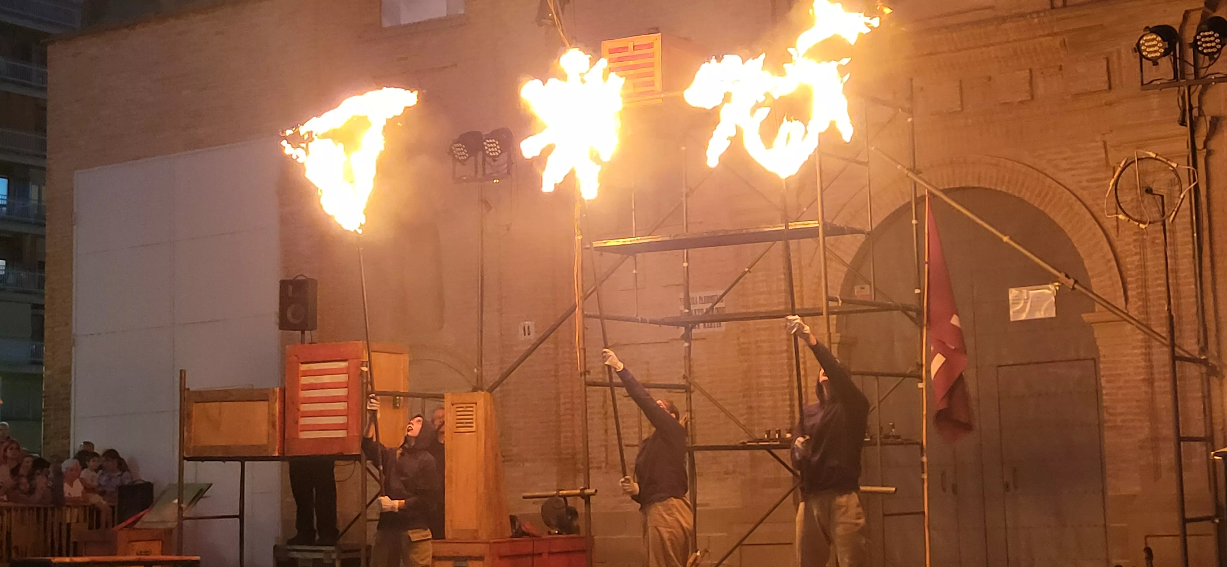 Espectáculo L’Avalot en el prelaurentis de Huesca. Foto Mercedes Manterola