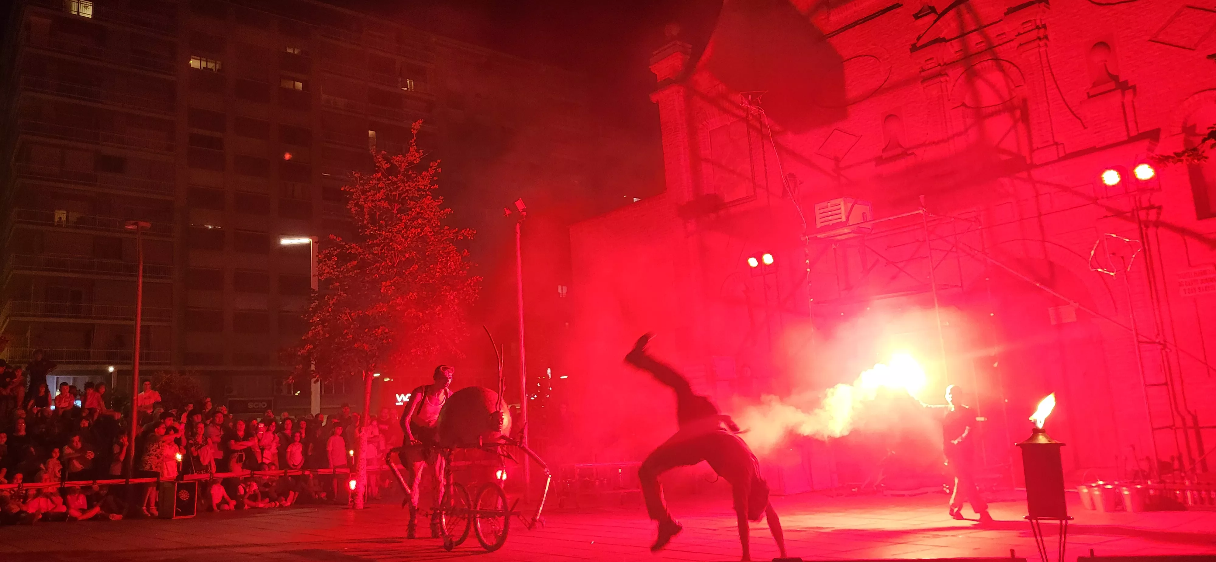 Espectáculo L’Avalot en el prelaurentis de Huesca. Foto Mercedes Manterola