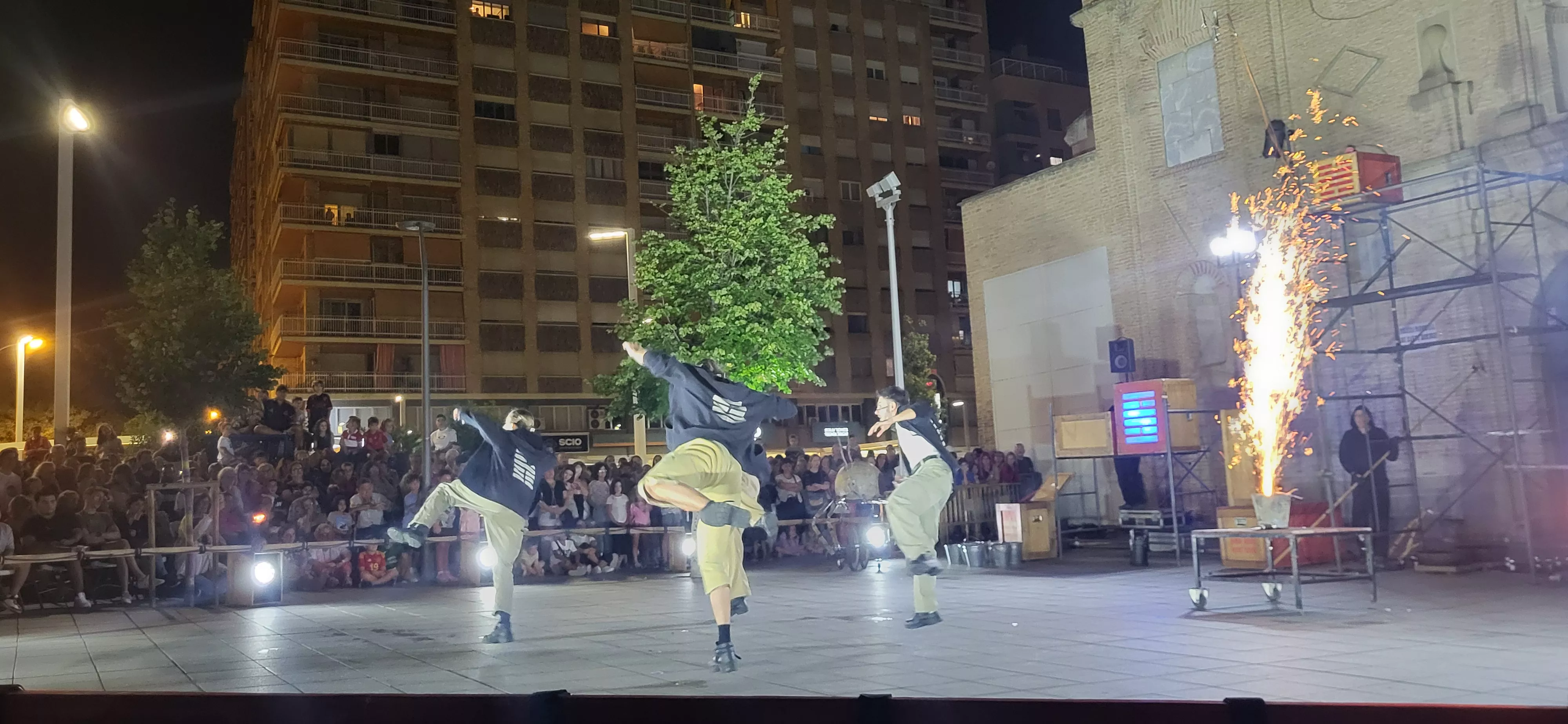 Espectáculo L’Avalot en el prelaurentis de Huesca. Foto Mercedes Manterola