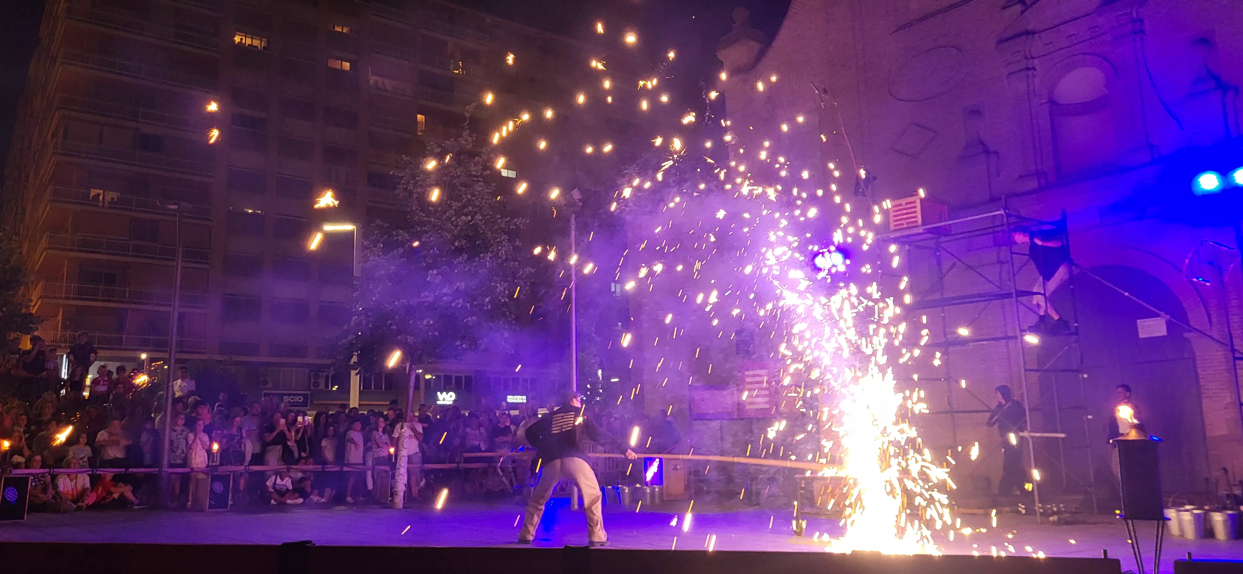Espectáculo L’Avalot en el prelaurentis de Huesca. Foto Mercedes Manterola