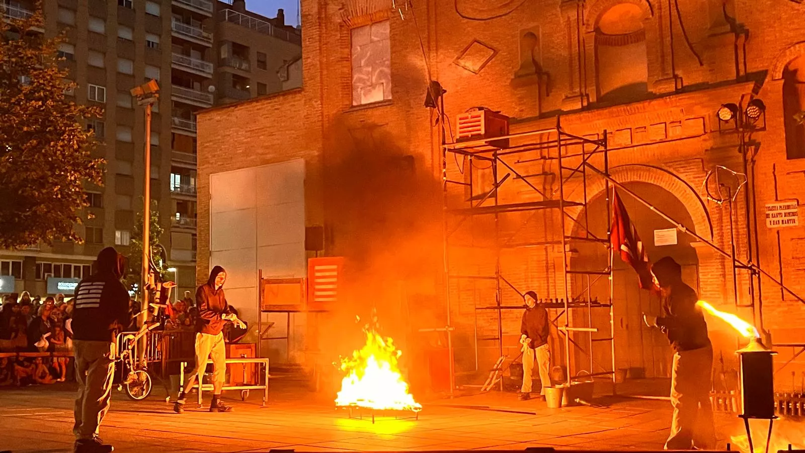 Espectáculo L’Avalot en el prelaurentis de Huesca. Foto Mercedes Manterola