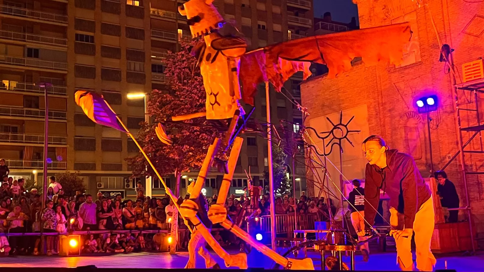 Espectáculo L’Avalot en el prelaurentis de Huesca. Foto Mercedes Manterola
