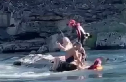 Los bomberos con la bañista en el Esera Los bomberos con la bañista en el Esera