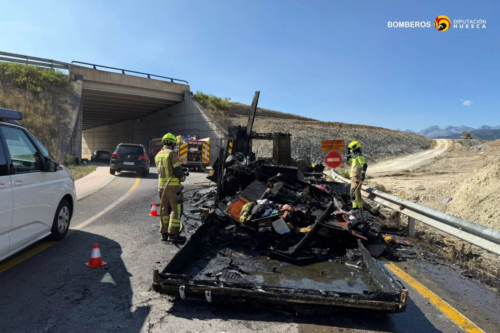 Camión autocaravana calcinado en Sabiñánigo