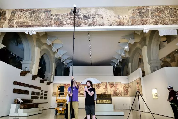 Técnicos del Gobierno de Aragón trabajan en la sala 17 del MNAC